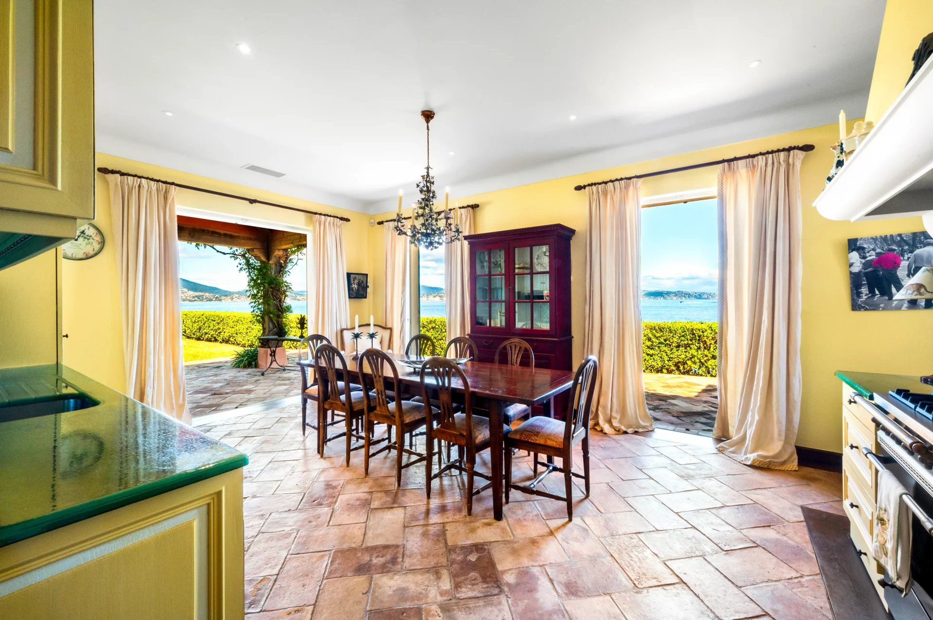 villa 4 Rooms for sale on Saint-Tropez (83990)