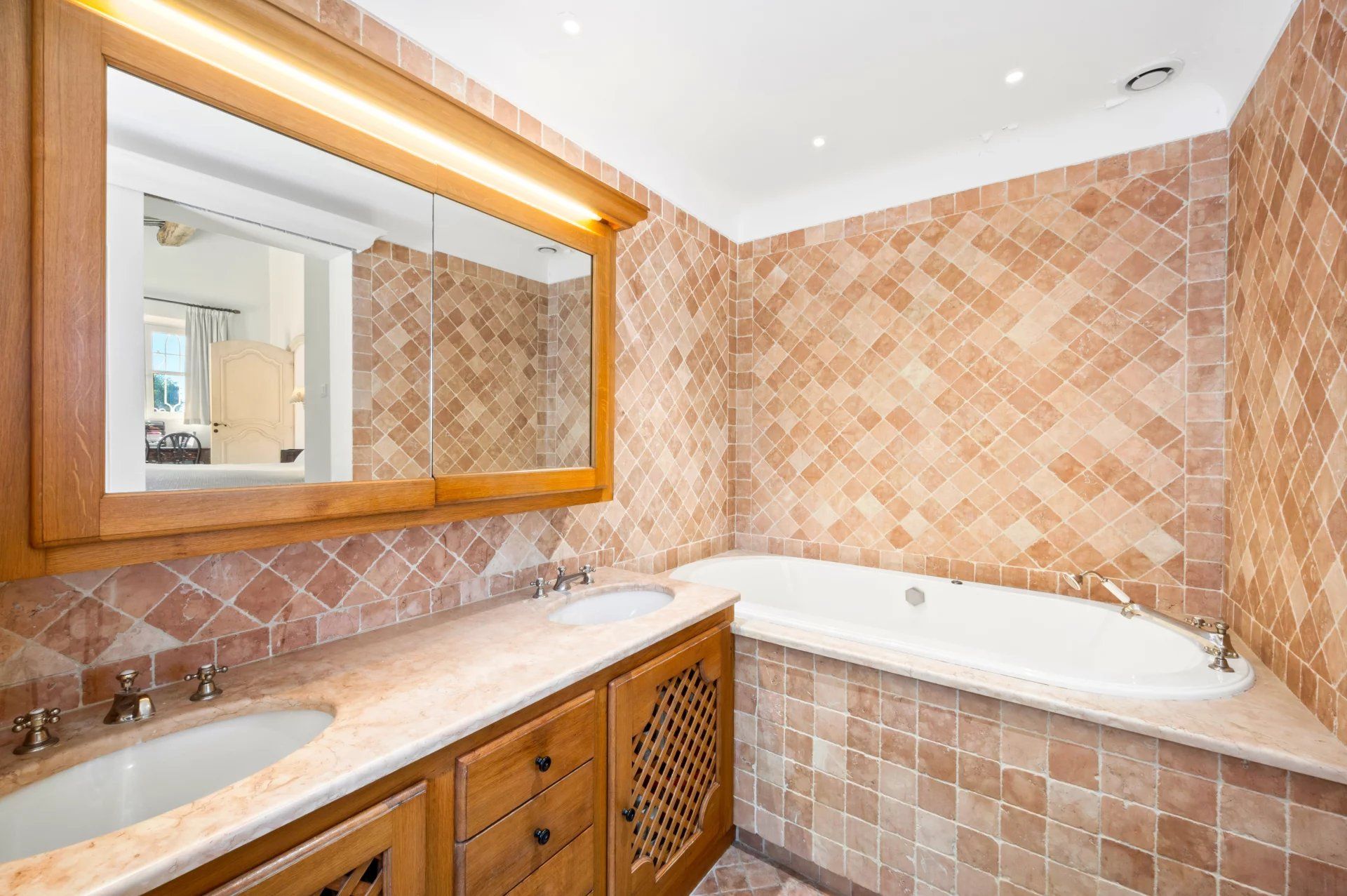 villa 4 Rooms for sale on Saint-Tropez (83990)