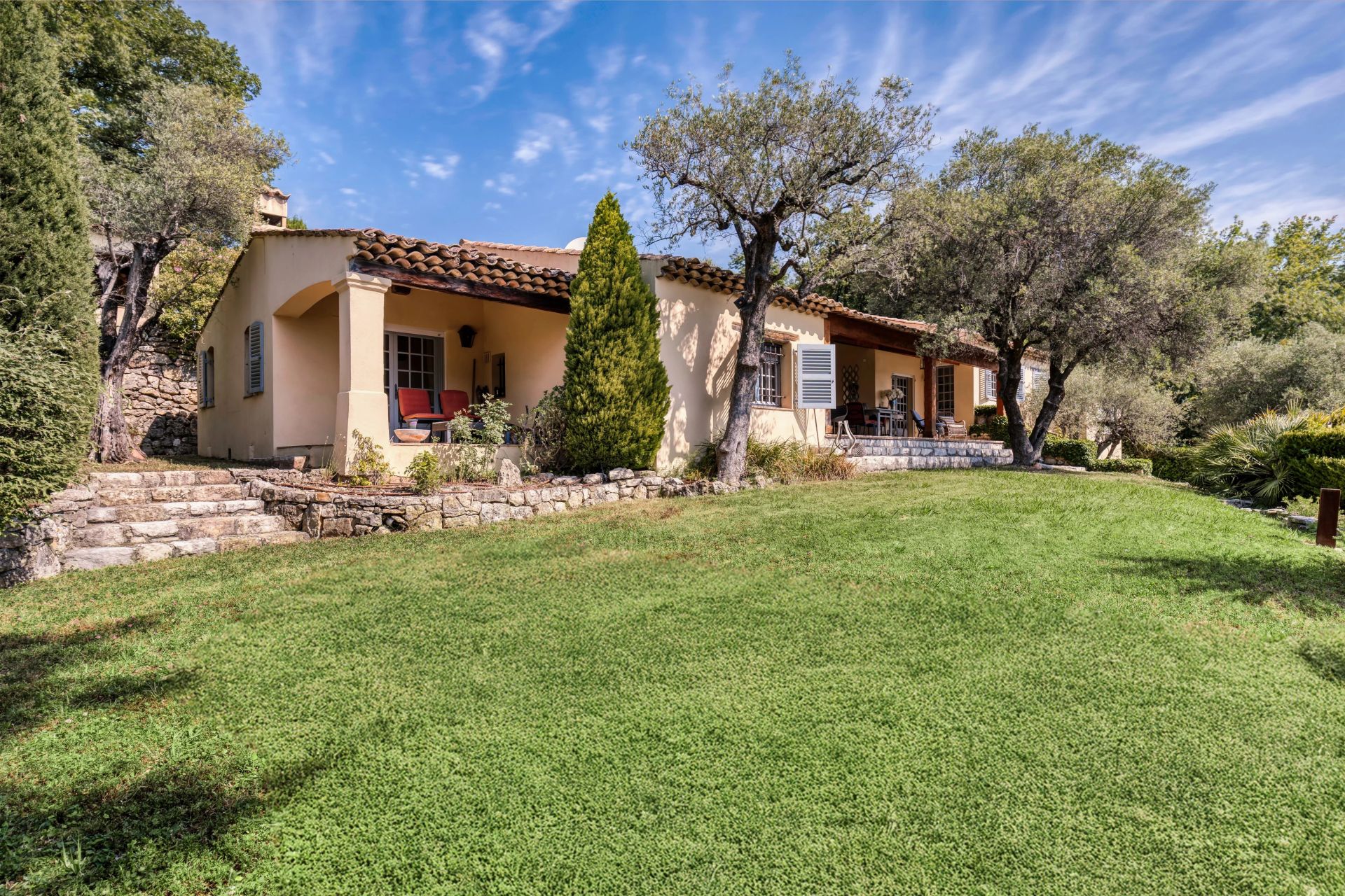 villa 9 Rooms for sale on Le Rouret (06650)