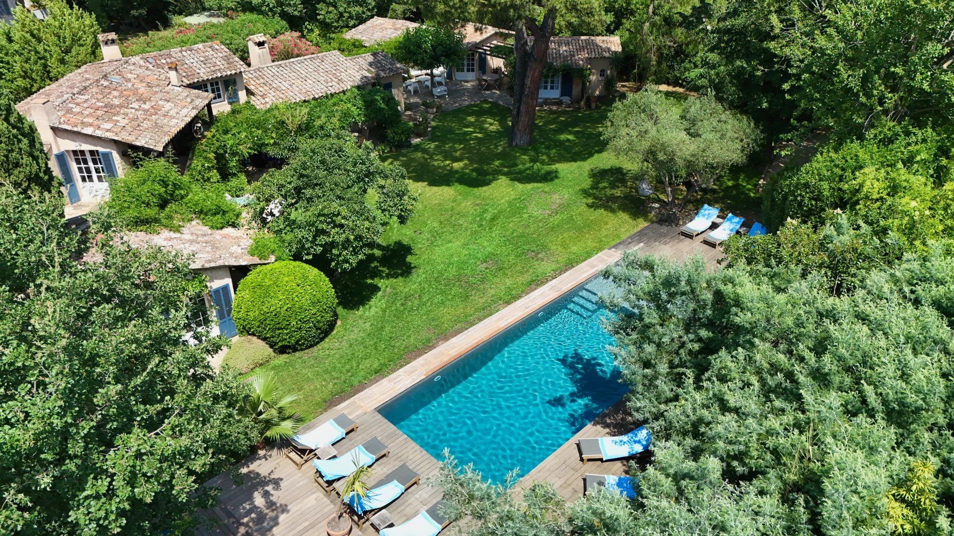 villa 7 Rooms for seasonal rent on Saint-Tropez (83990)