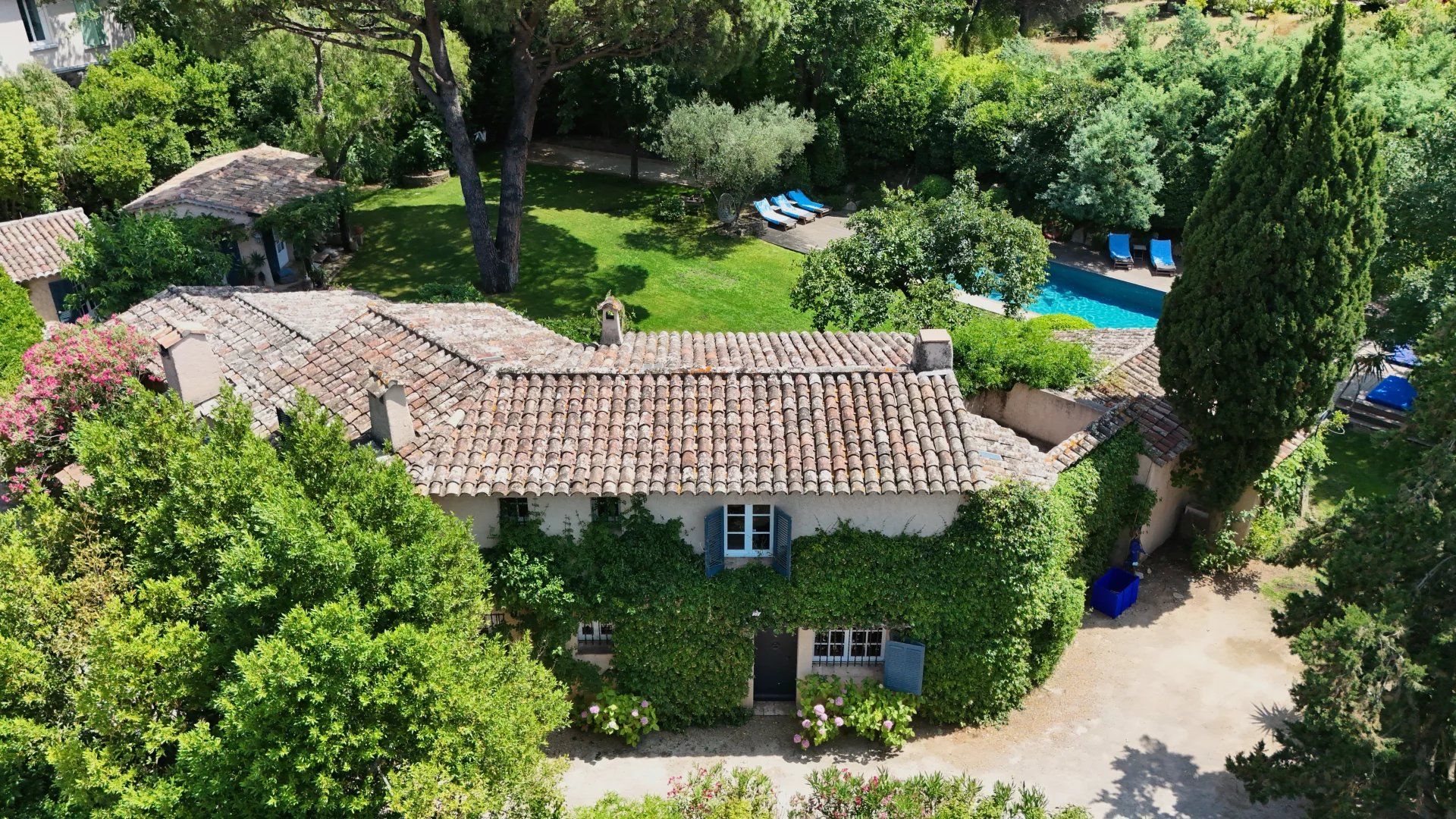 villa 7 Rooms for seasonal rent on Saint-Tropez (83990)