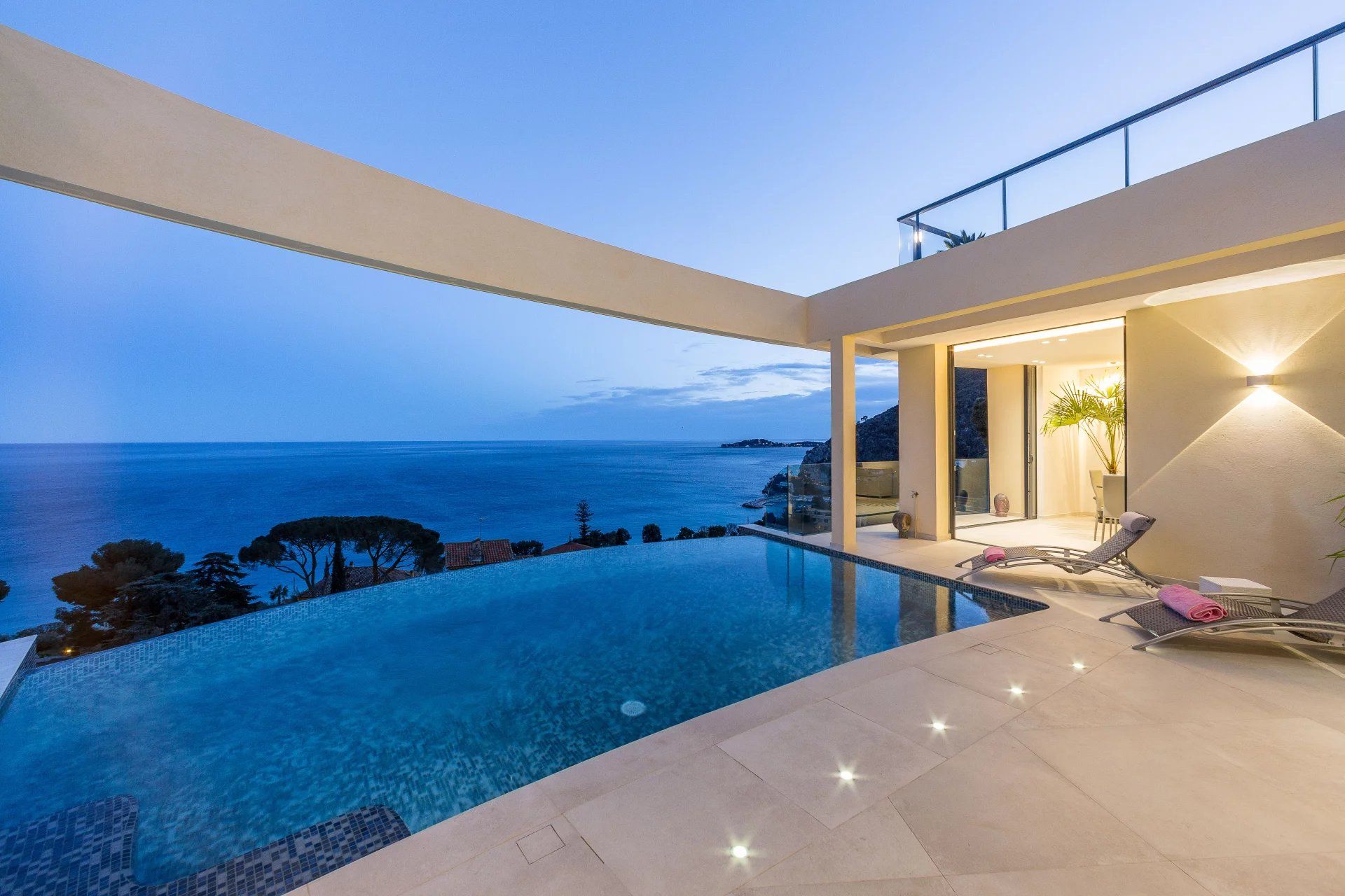 villa 6 Rooms for seasonal rent on Èze (06360)