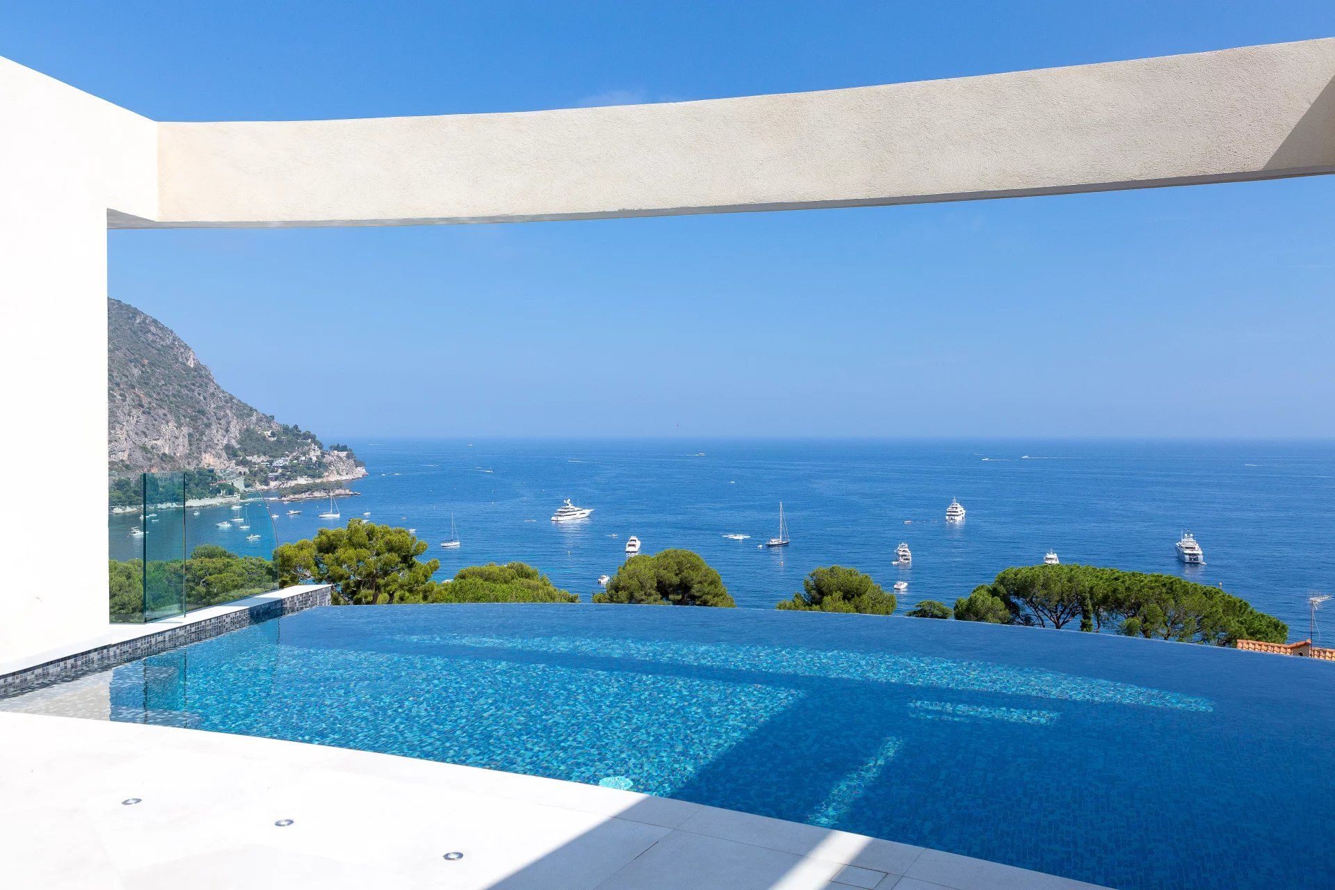 villa 6 Rooms for seasonal rent on Èze (06360)