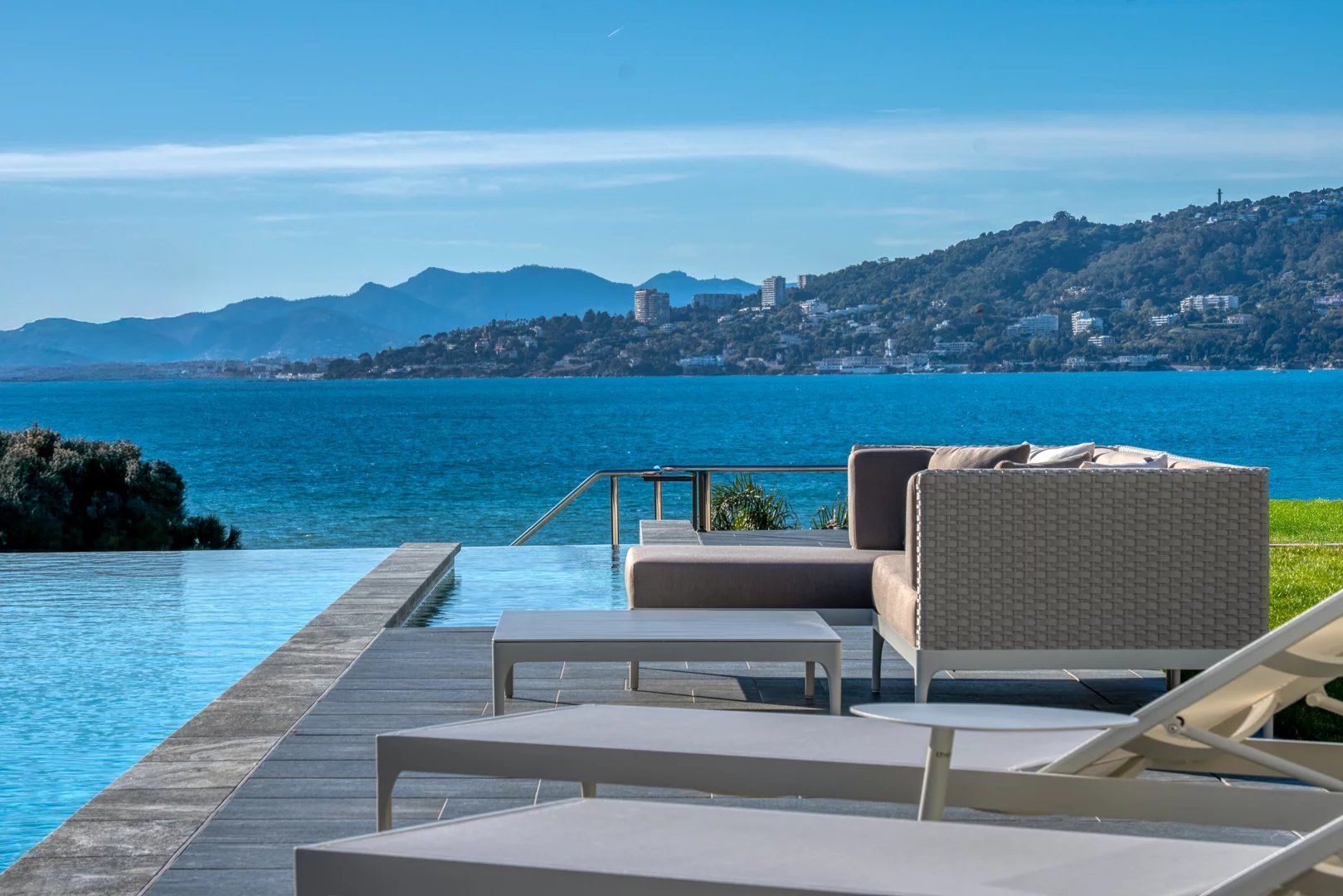 apartment 4 Rooms for sale on Antibes (06160)