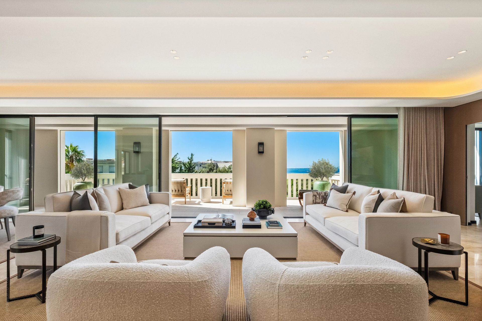 apartment 4 Rooms for sale on Antibes (06160)