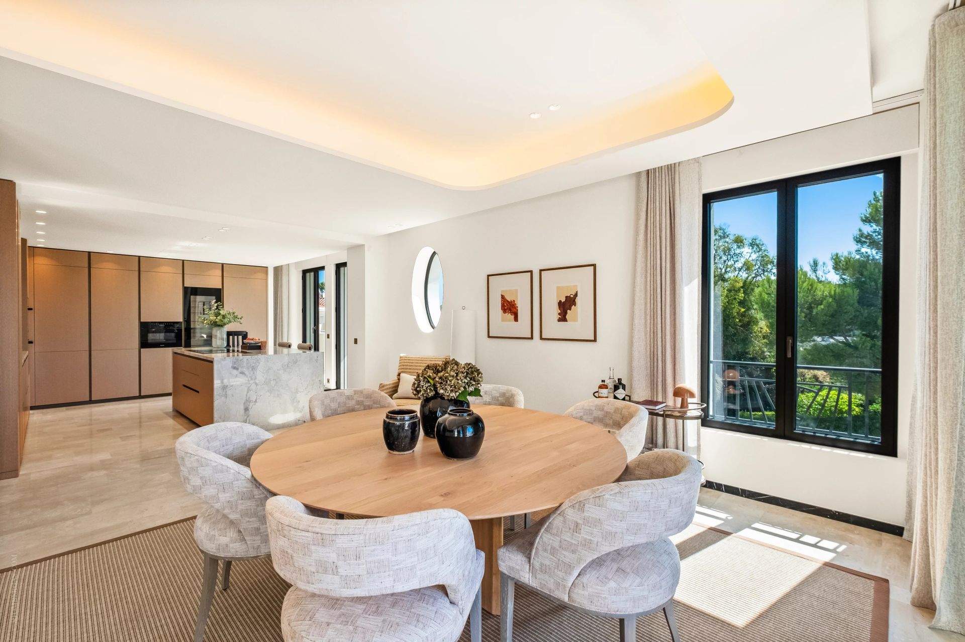 apartment 4 Rooms for sale on Antibes (06160)