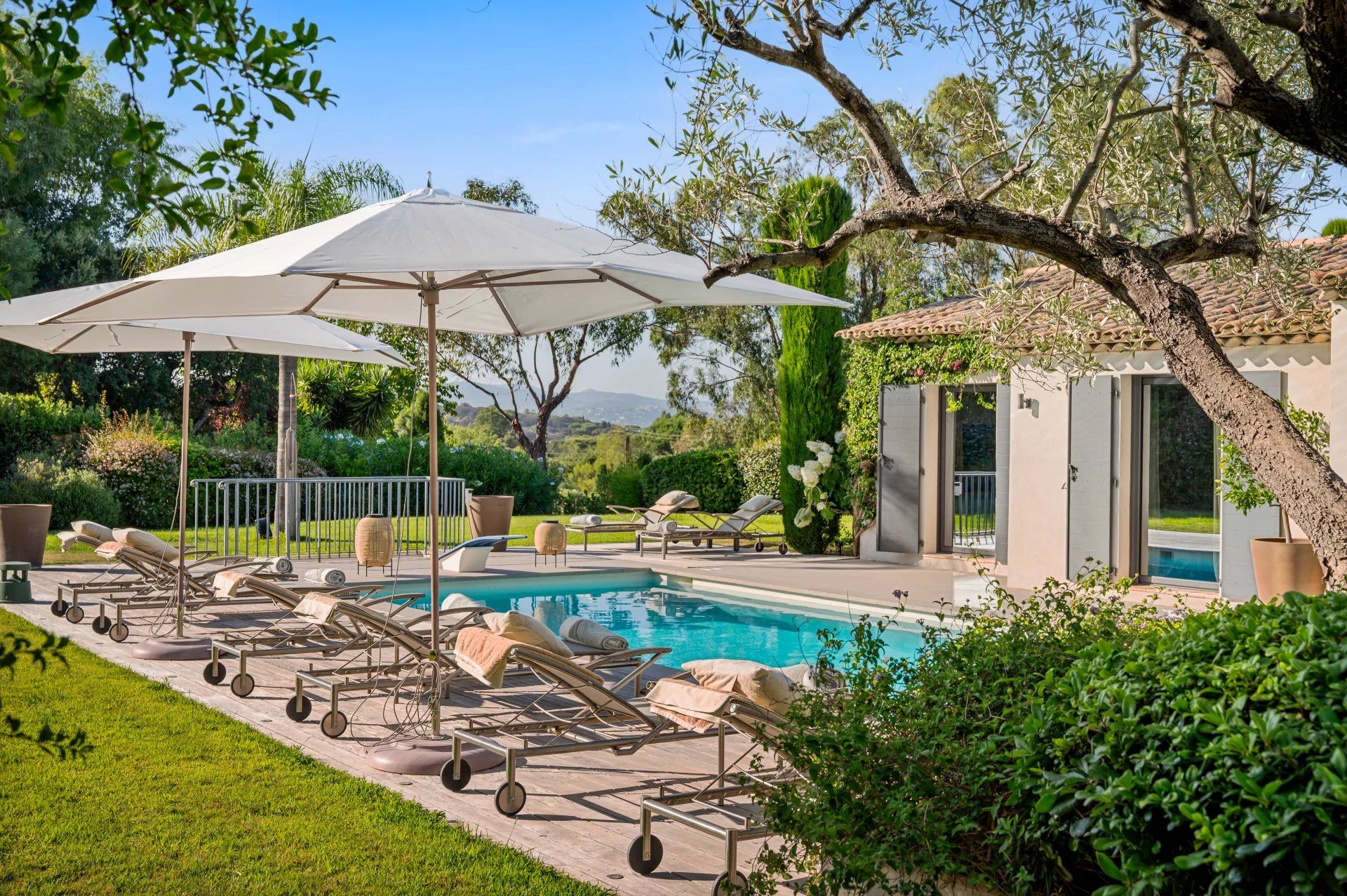 villa 6 Rooms for sale on Saint-Tropez (83990)