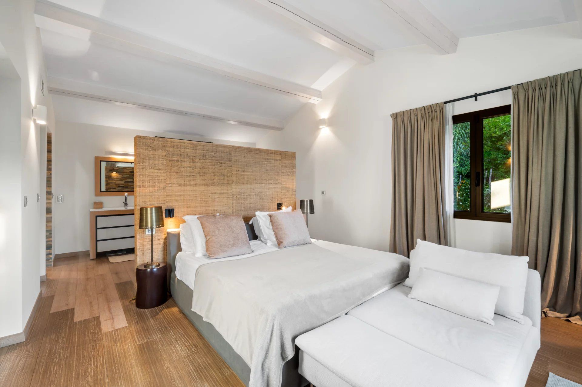 villa 6 Rooms for sale on Saint-Tropez (83990)