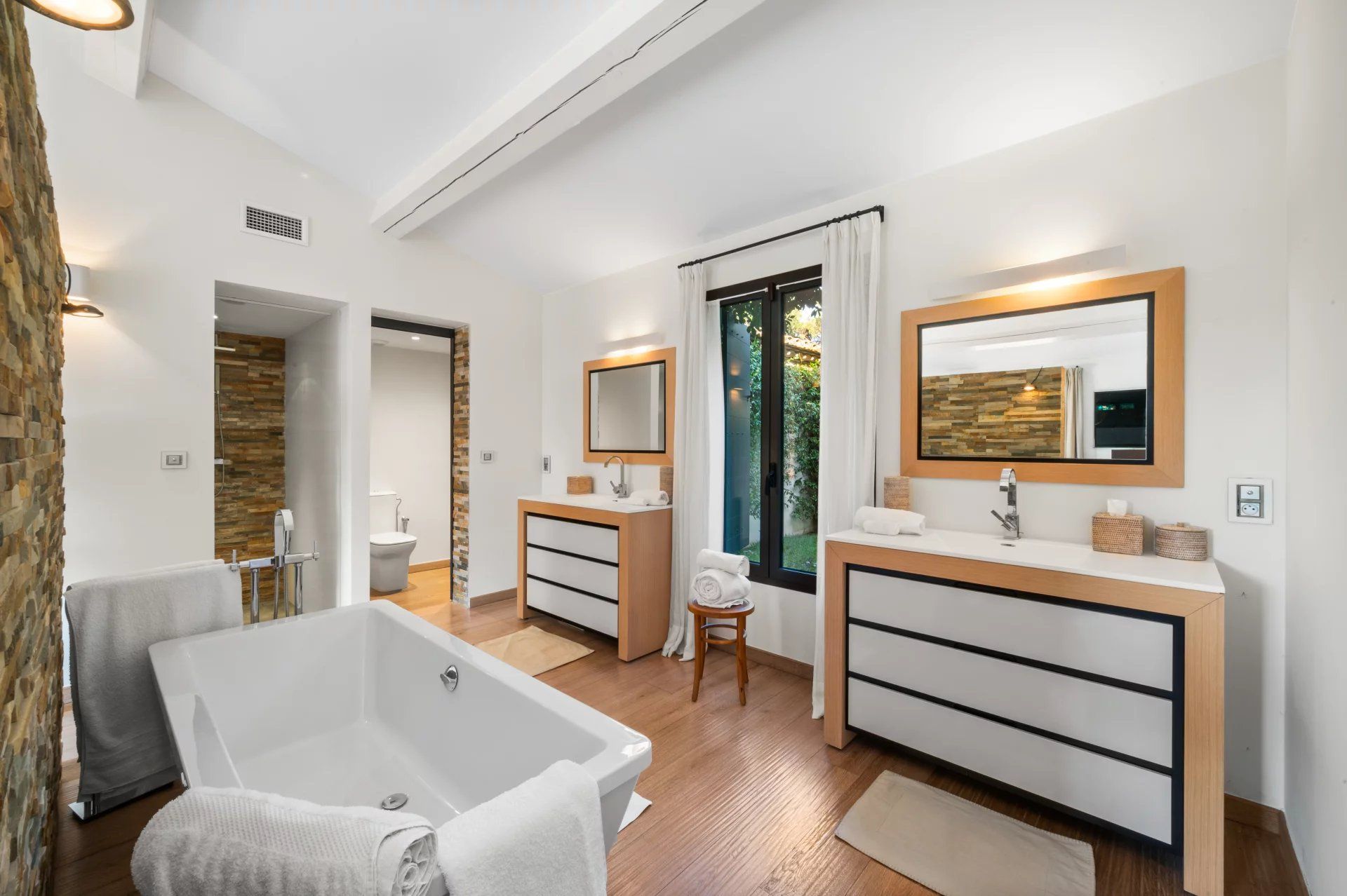 villa 6 Rooms for sale on Saint-Tropez (83990)