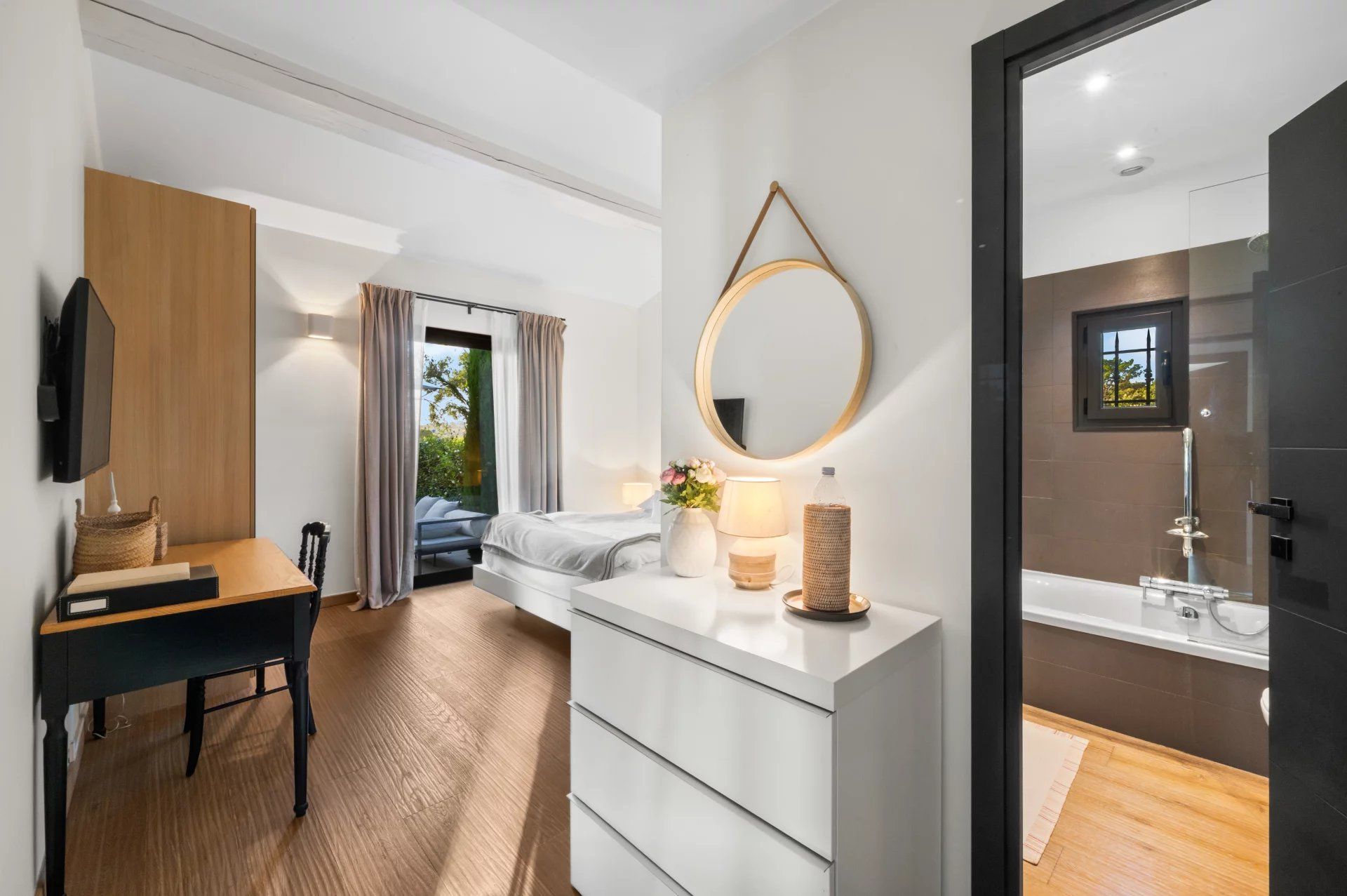 villa 6 Rooms for sale on Saint-Tropez (83990)