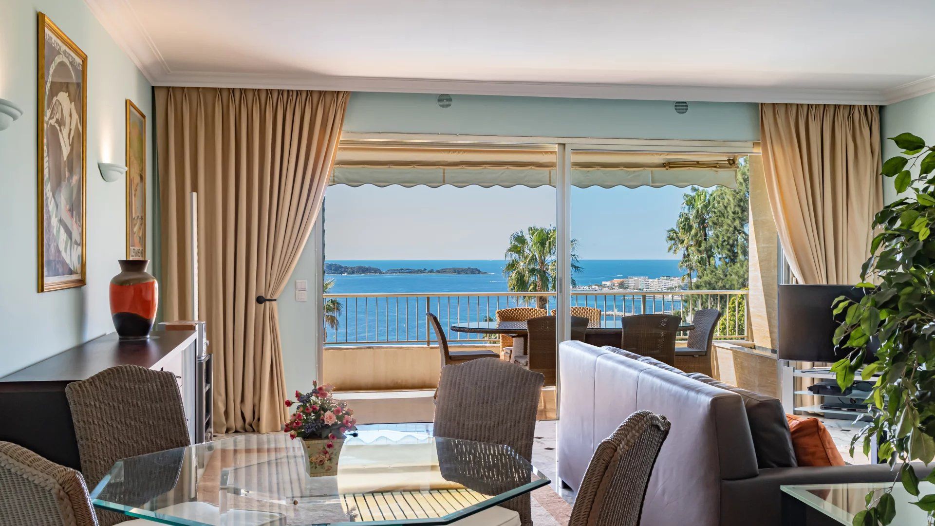 apartment 4 Rooms for sale on Cannes (06400)