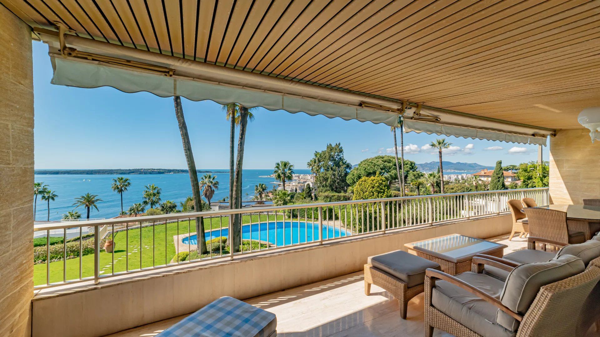 apartment 4 Rooms for sale on Cannes (06400)
