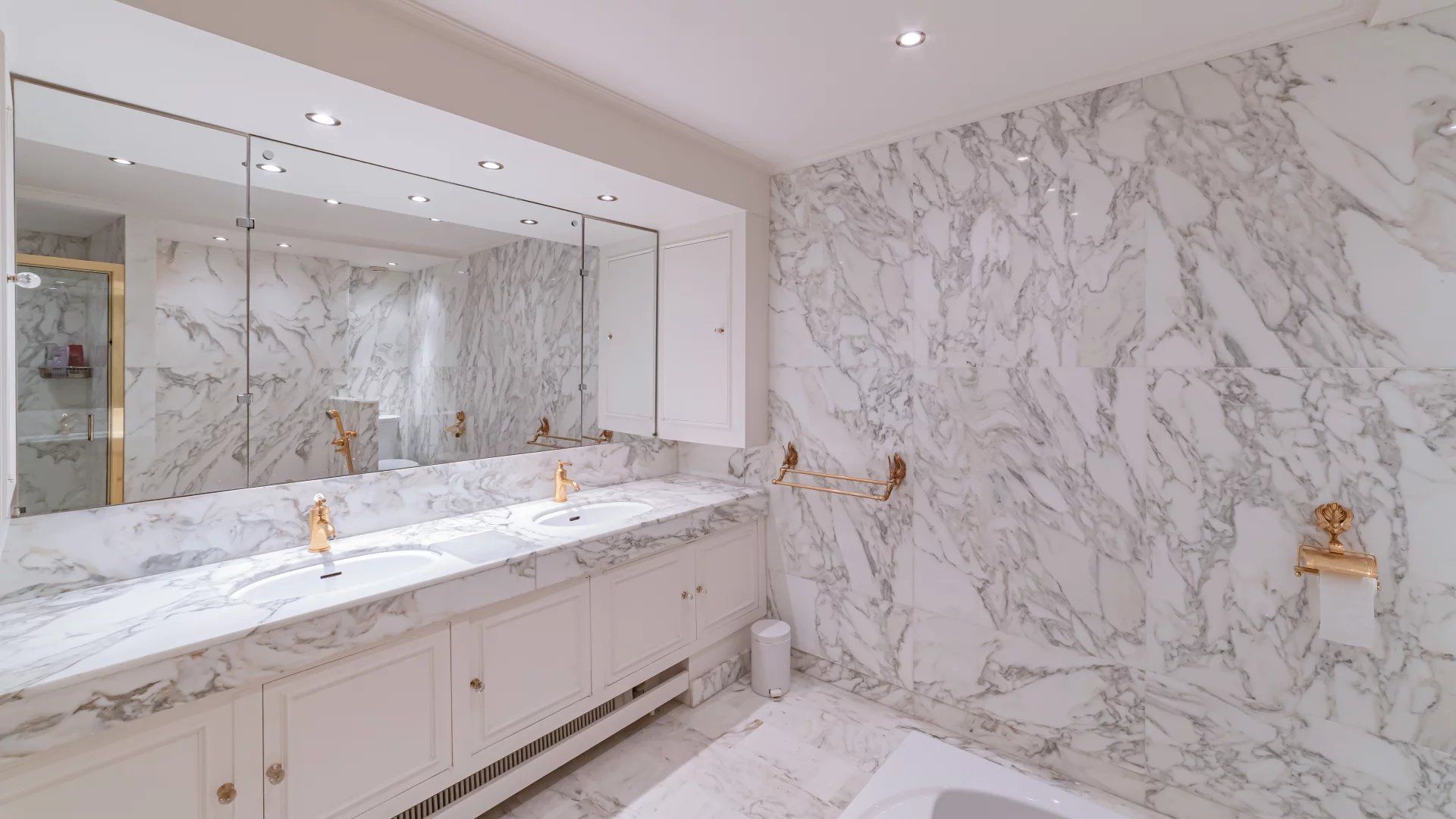 apartment 4 Rooms for sale on Cannes (06400)