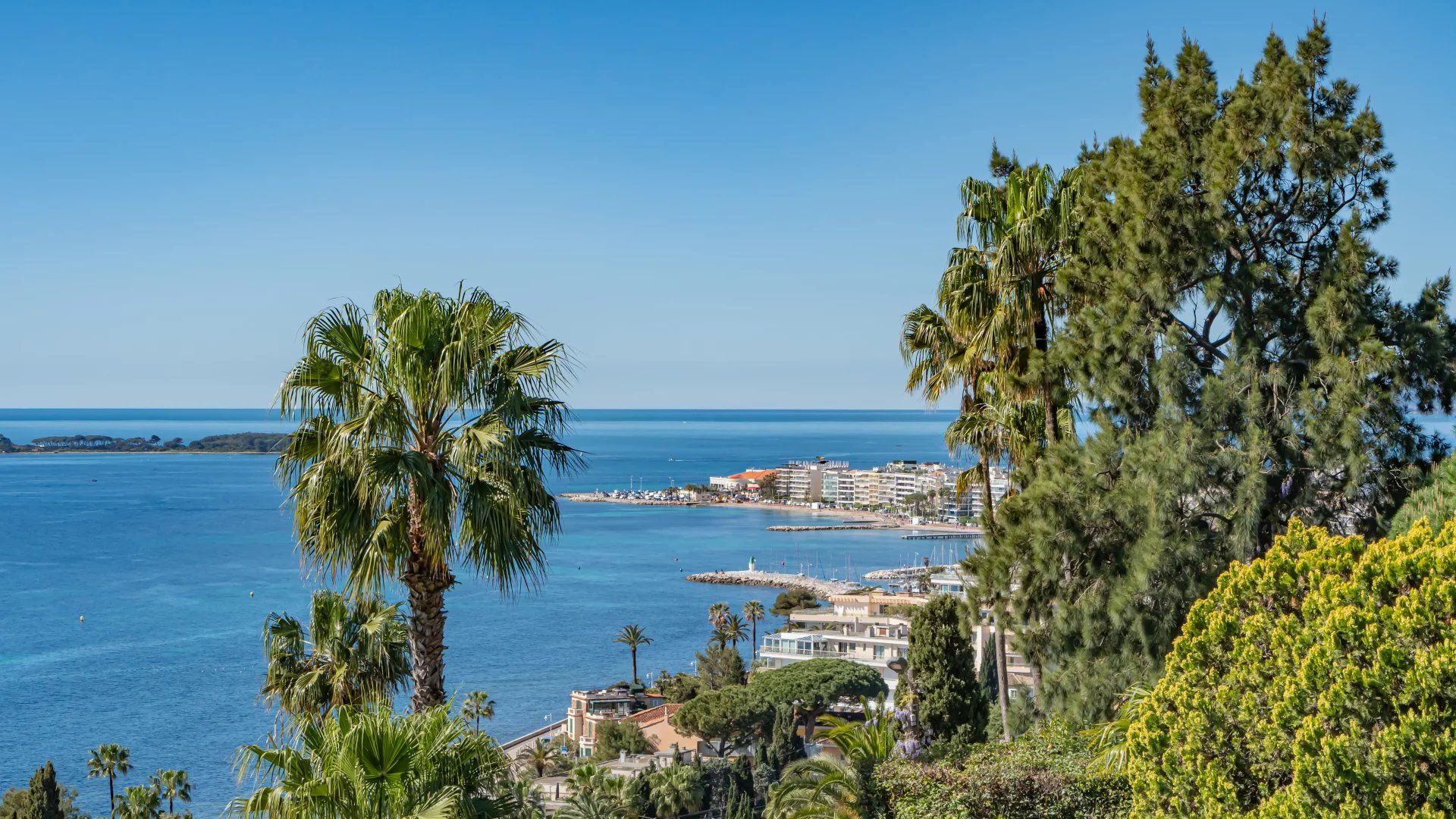 apartment 4 Rooms for sale on Cannes (06400)