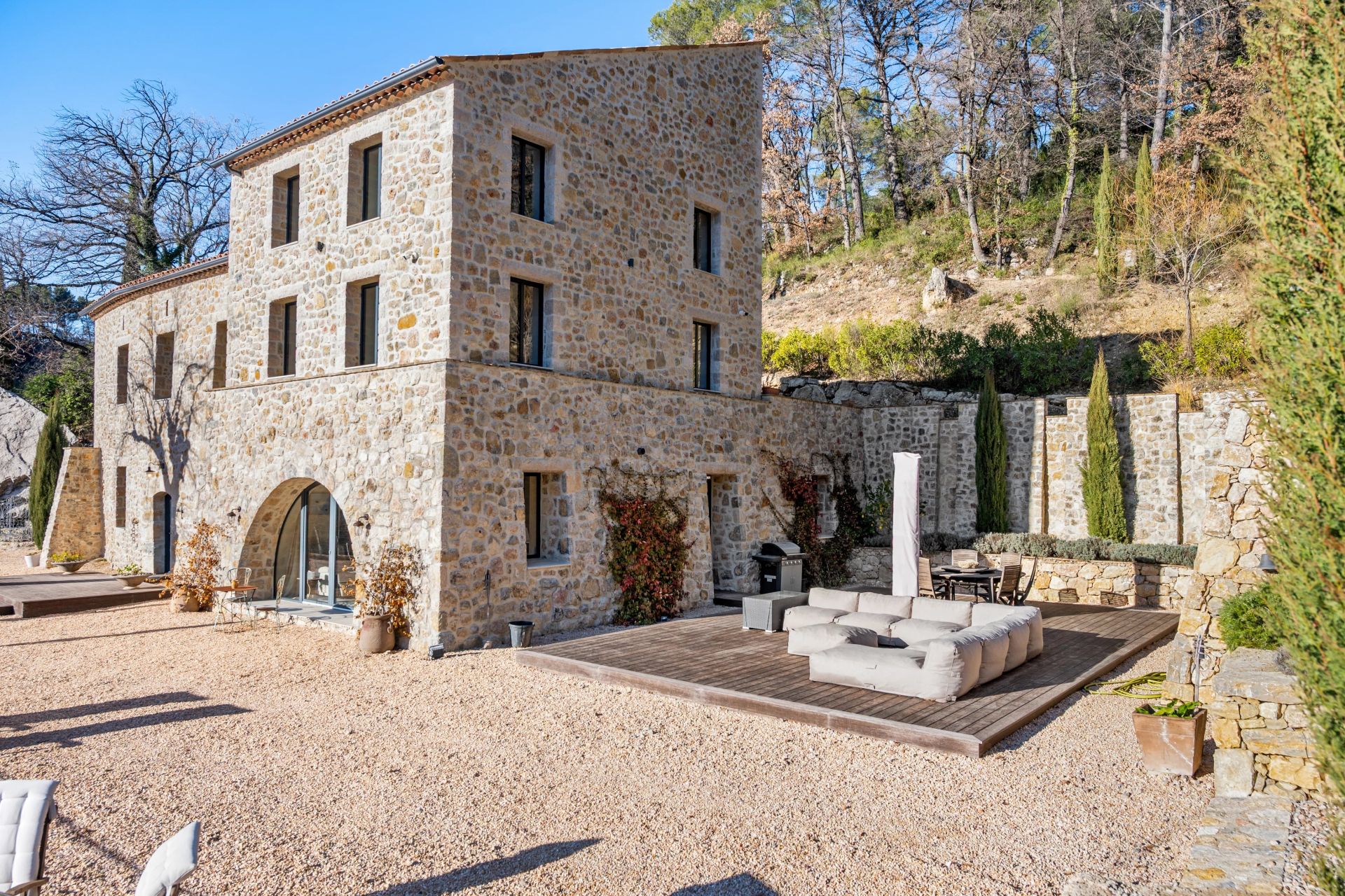 villa 7 Rooms for sale on Tourrettes (83440)