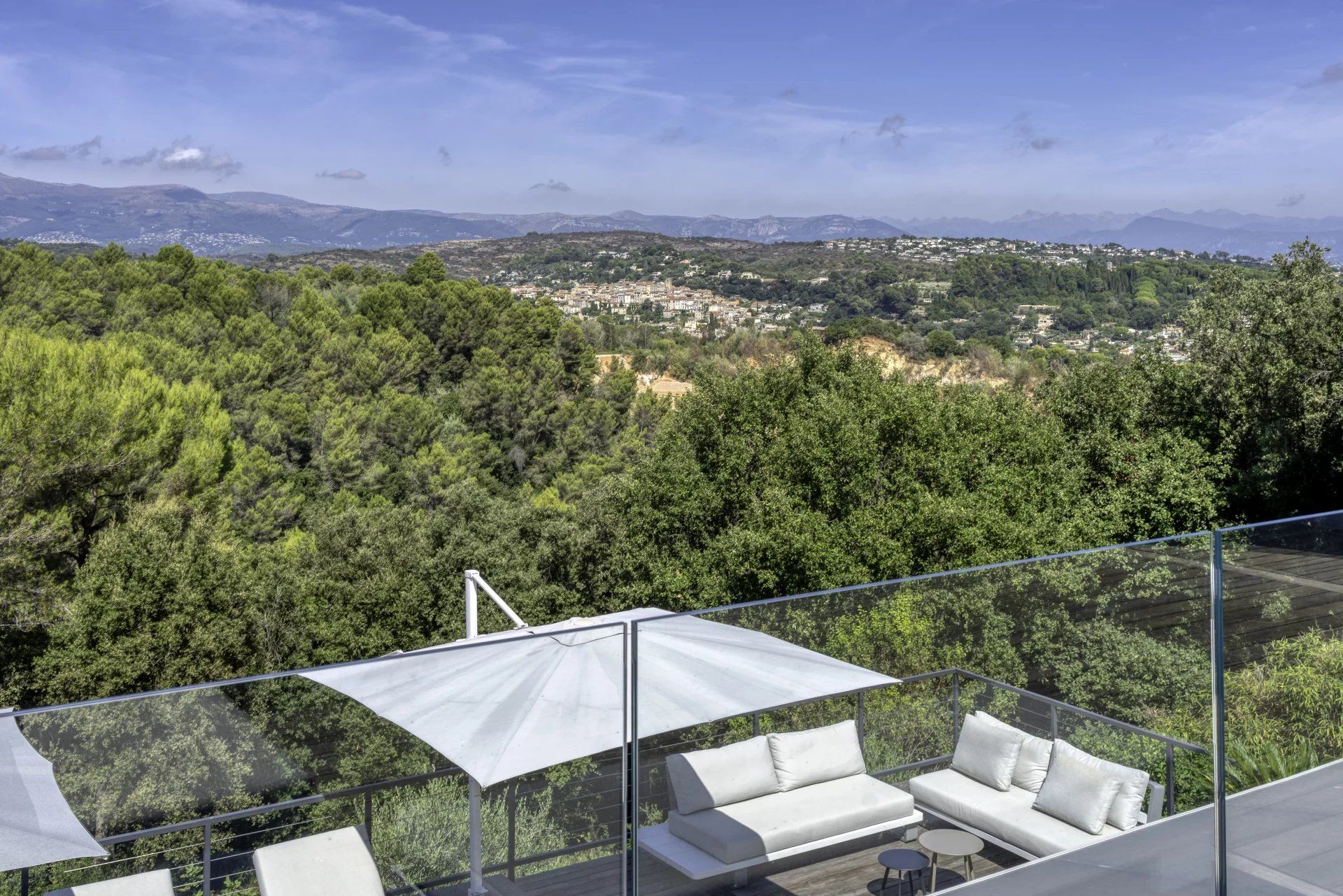 villa 7 Rooms for seasonal rent on Antibes (06600)