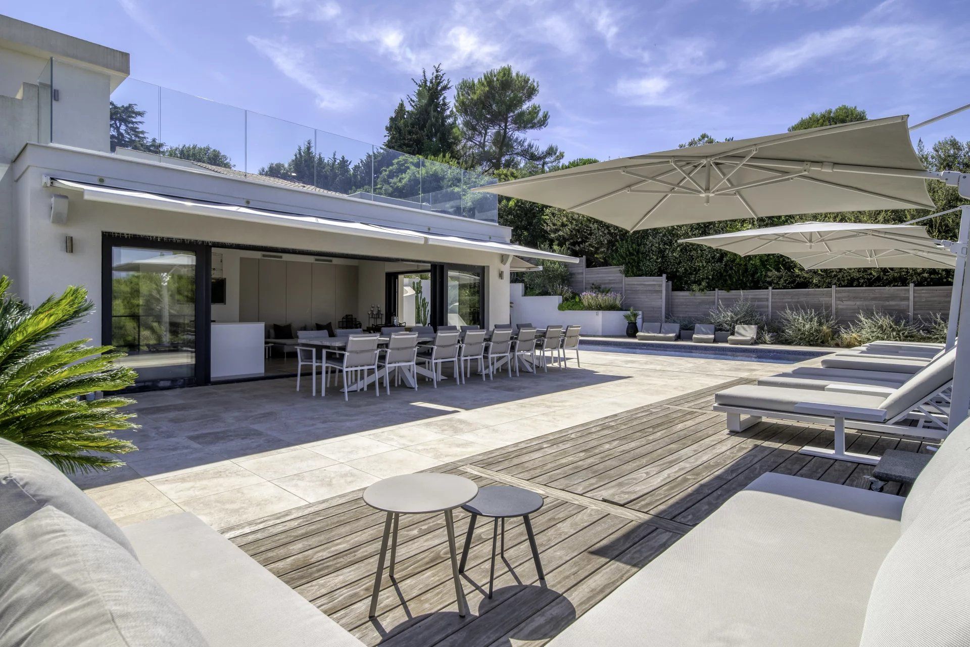 villa 7 Rooms for seasonal rent on Antibes (06600)