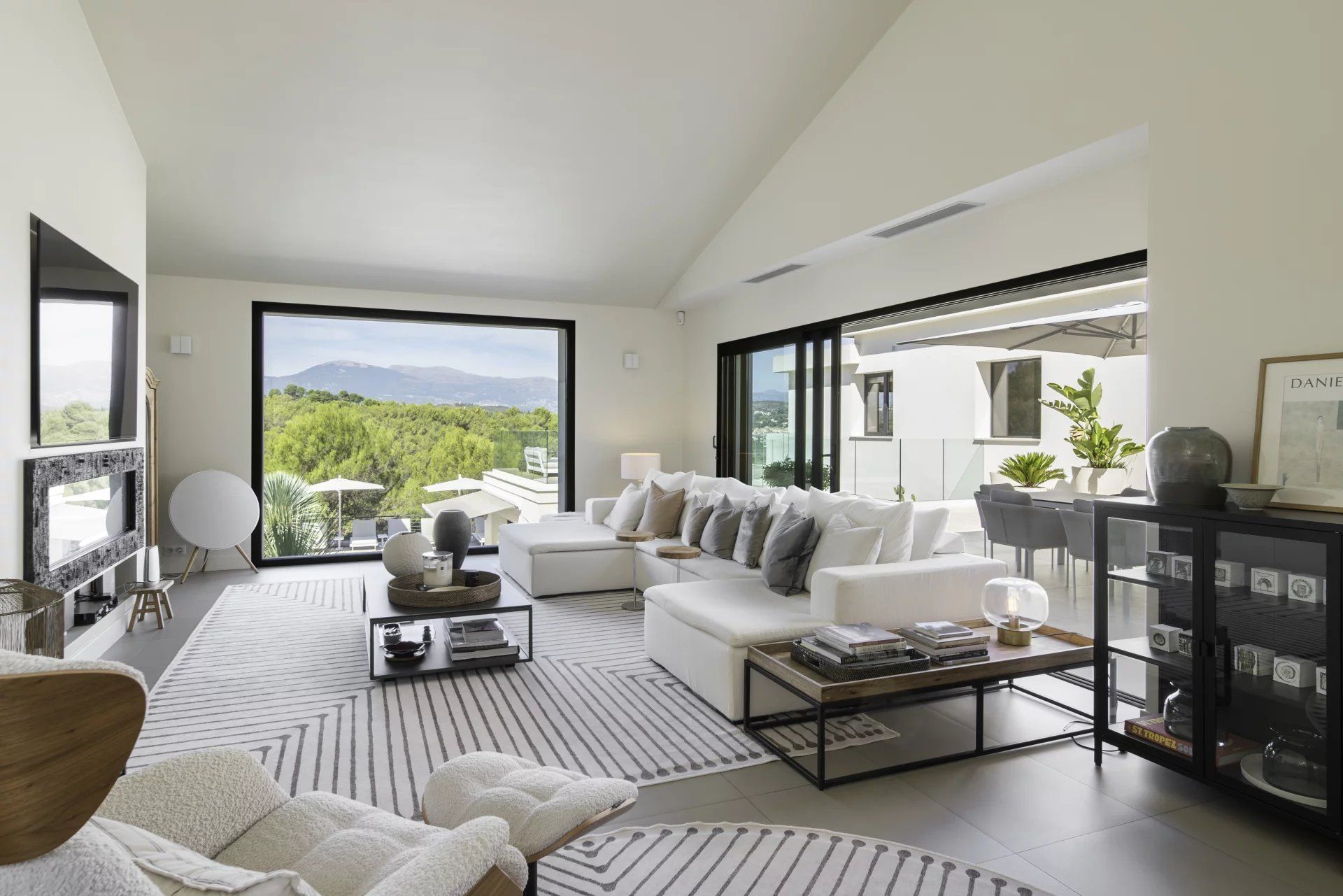 villa 7 Rooms for seasonal rent on Antibes (06600)