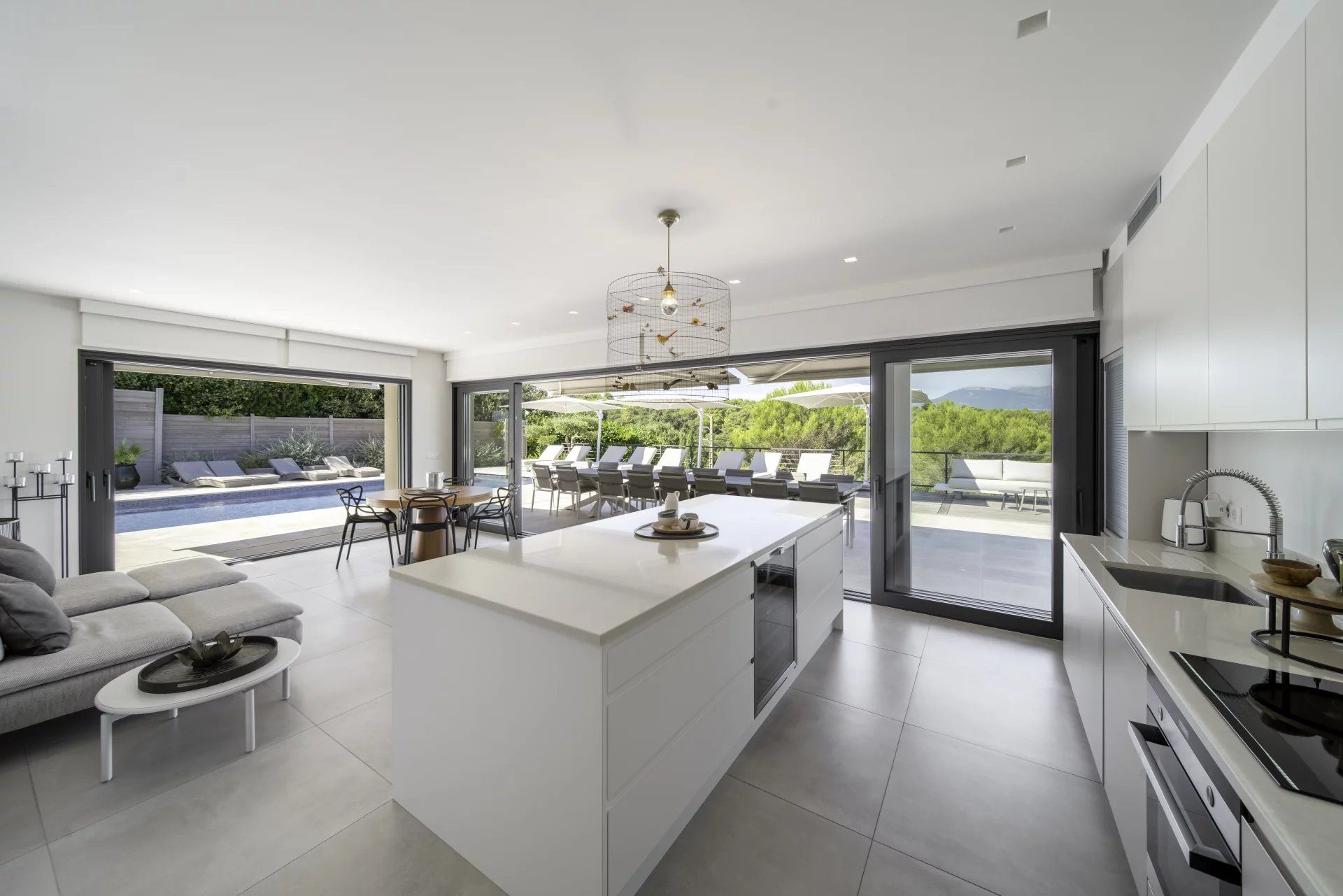 villa 7 Rooms for seasonal rent on Antibes (06600)