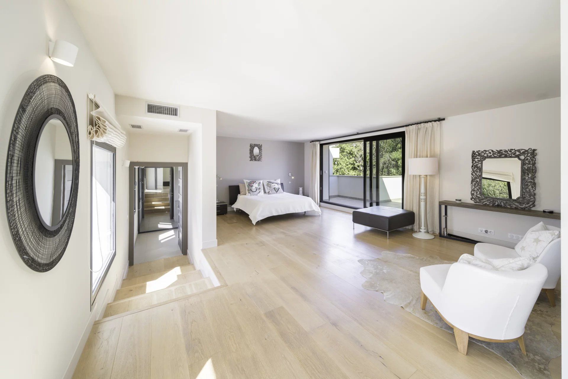 villa 7 Rooms for seasonal rent on Antibes (06600)