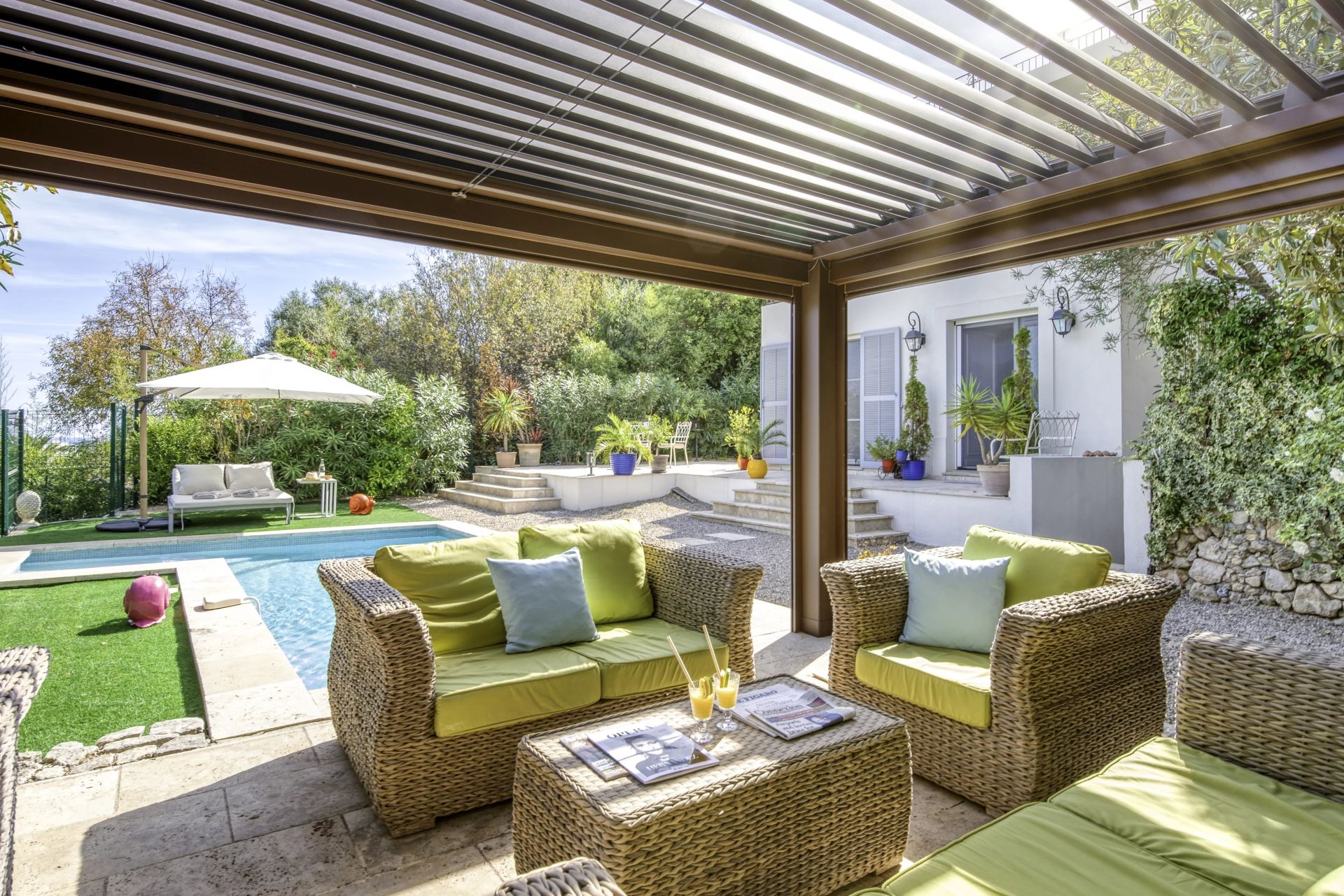 villa 8 Rooms for seasonal rent on Antibes (06600)