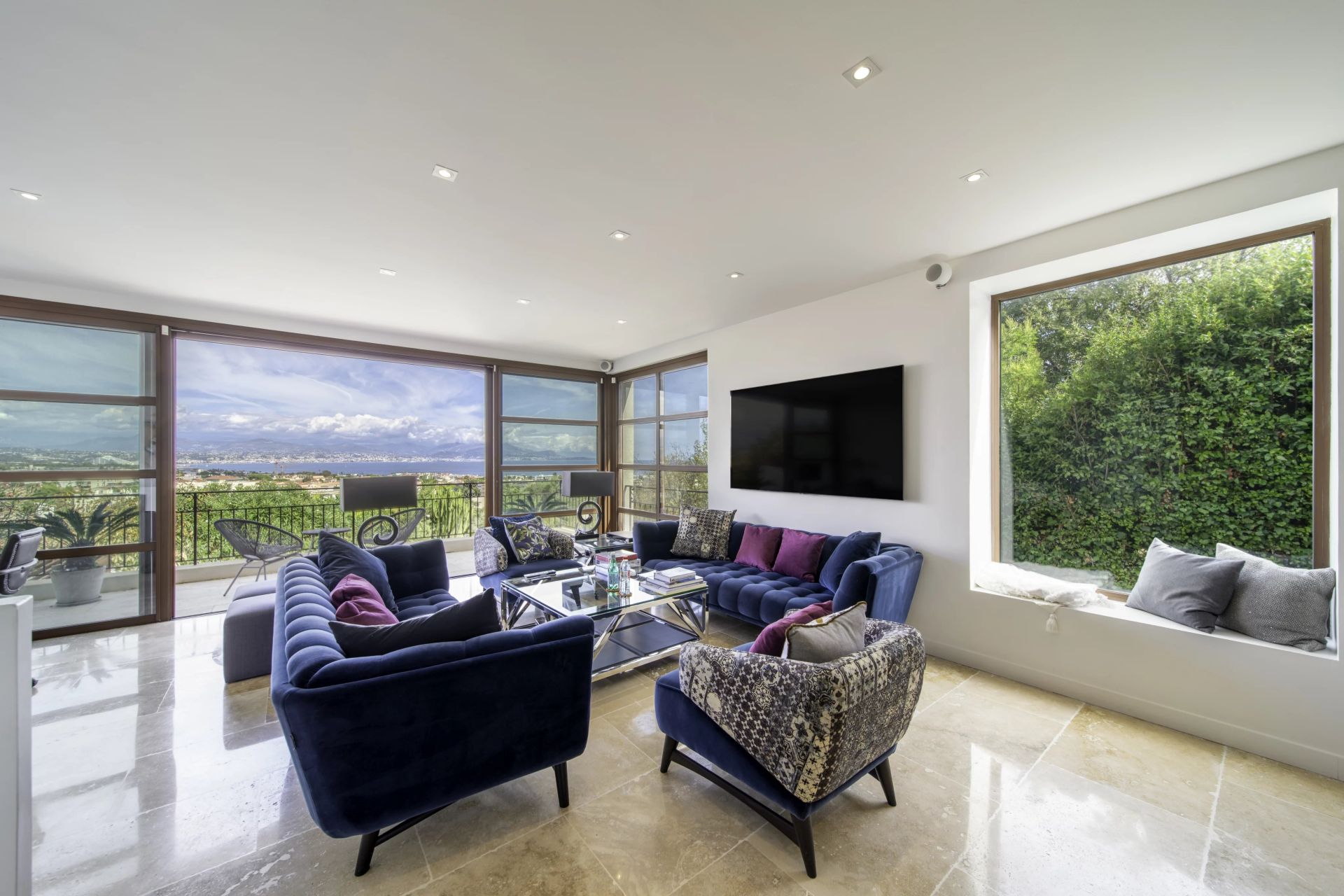 villa 8 Rooms for seasonal rent on Antibes (06600)