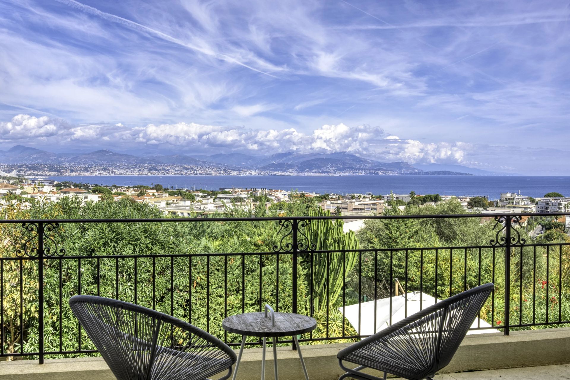 villa 8 Rooms for seasonal rent on Antibes (06600)