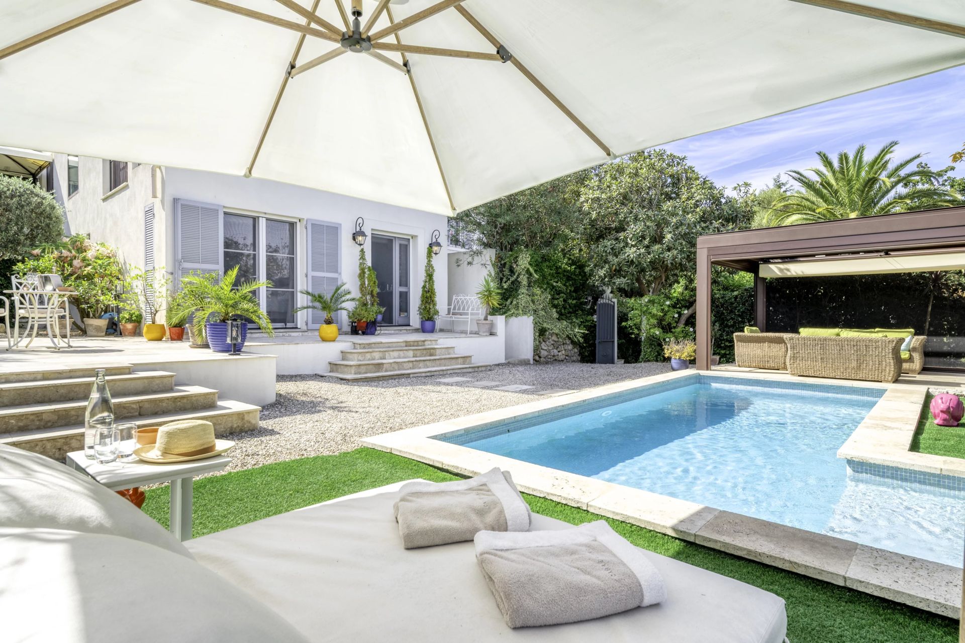 villa 8 Rooms for seasonal rent on Antibes (06600)