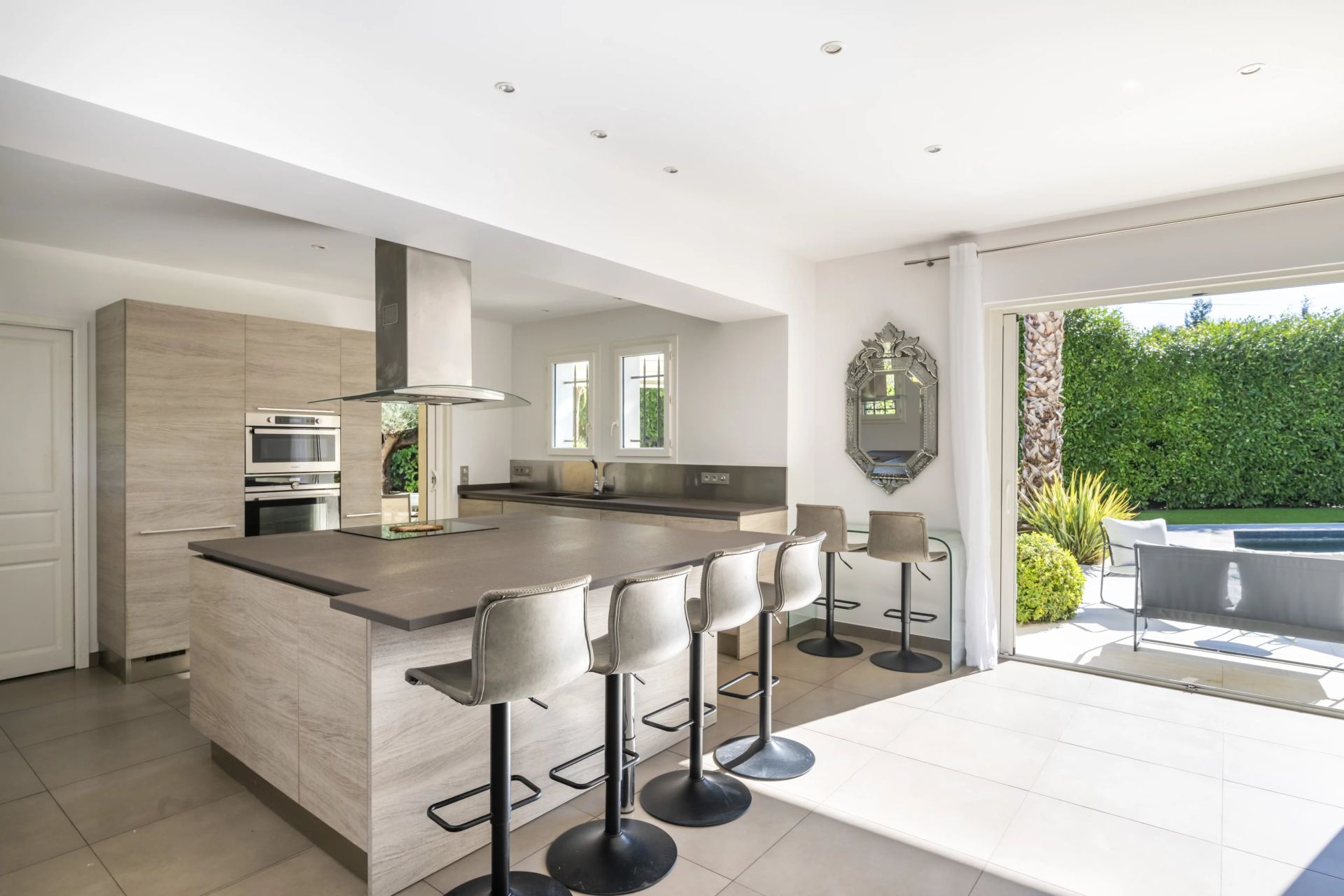 villa 6 Rooms for rent on Mougins (06250)