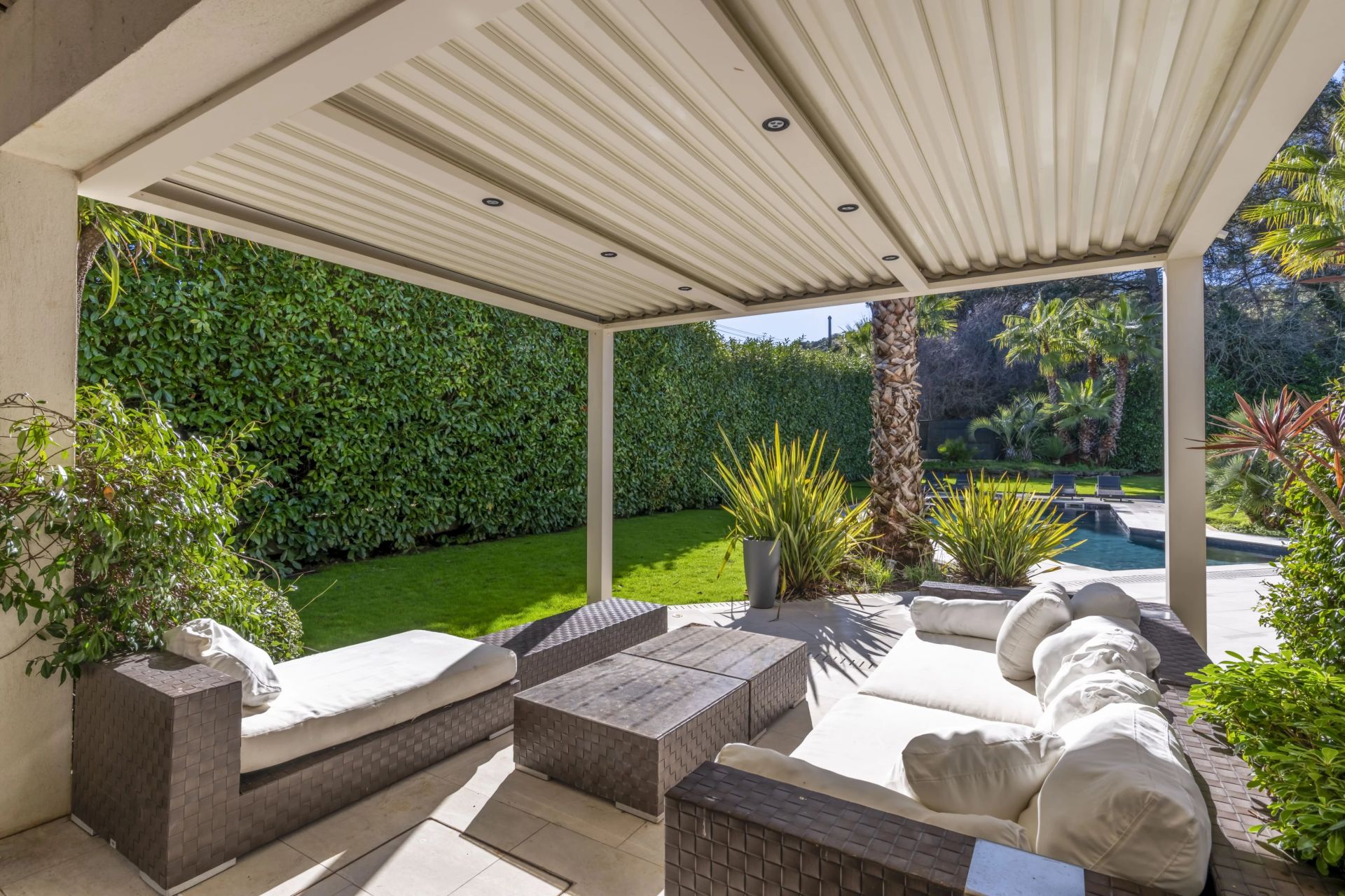 villa 6 Rooms for rent on Mougins (06250)