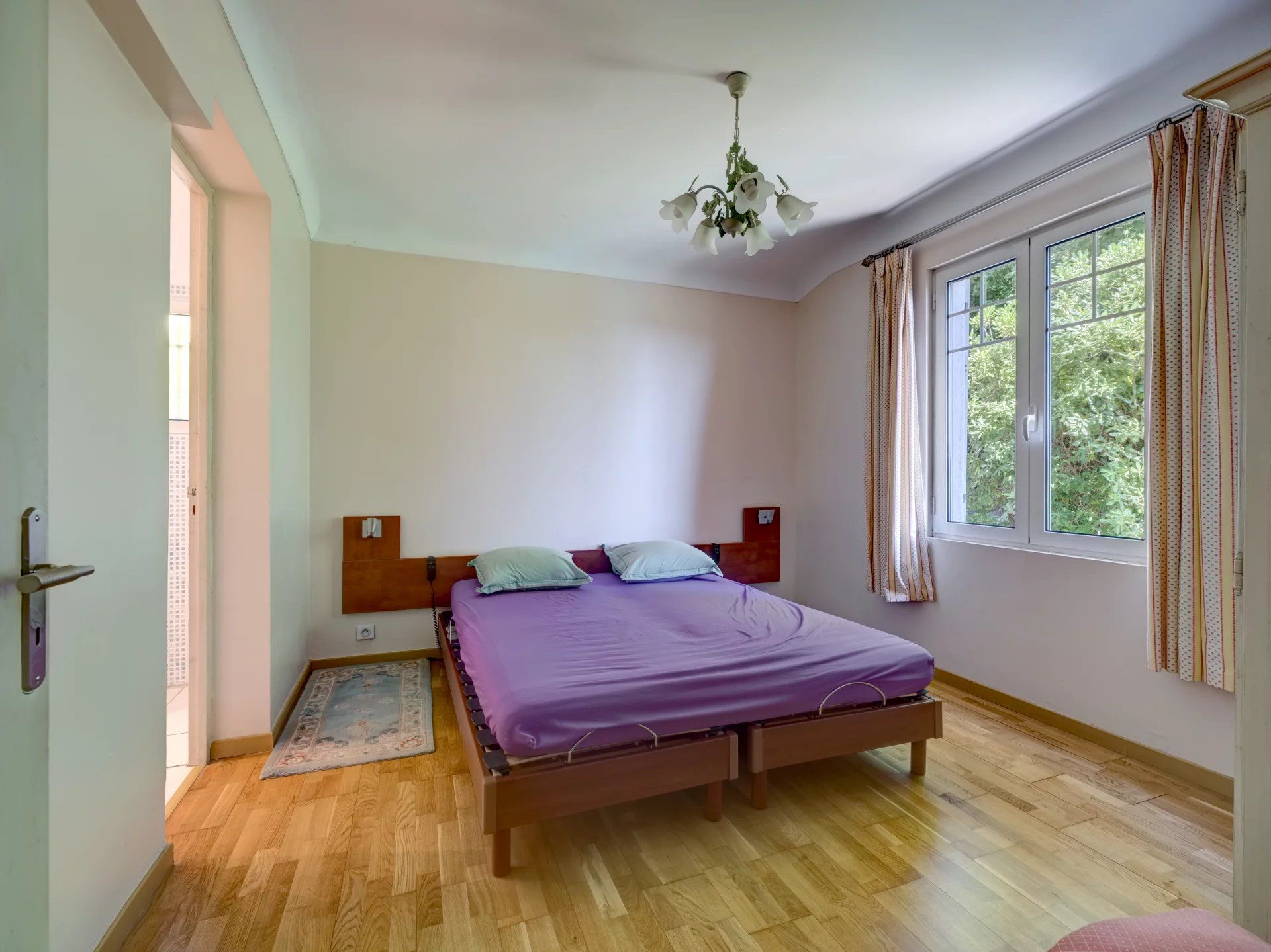 villa 10 Rooms for sale on Villeneuve-Loubet (06270)