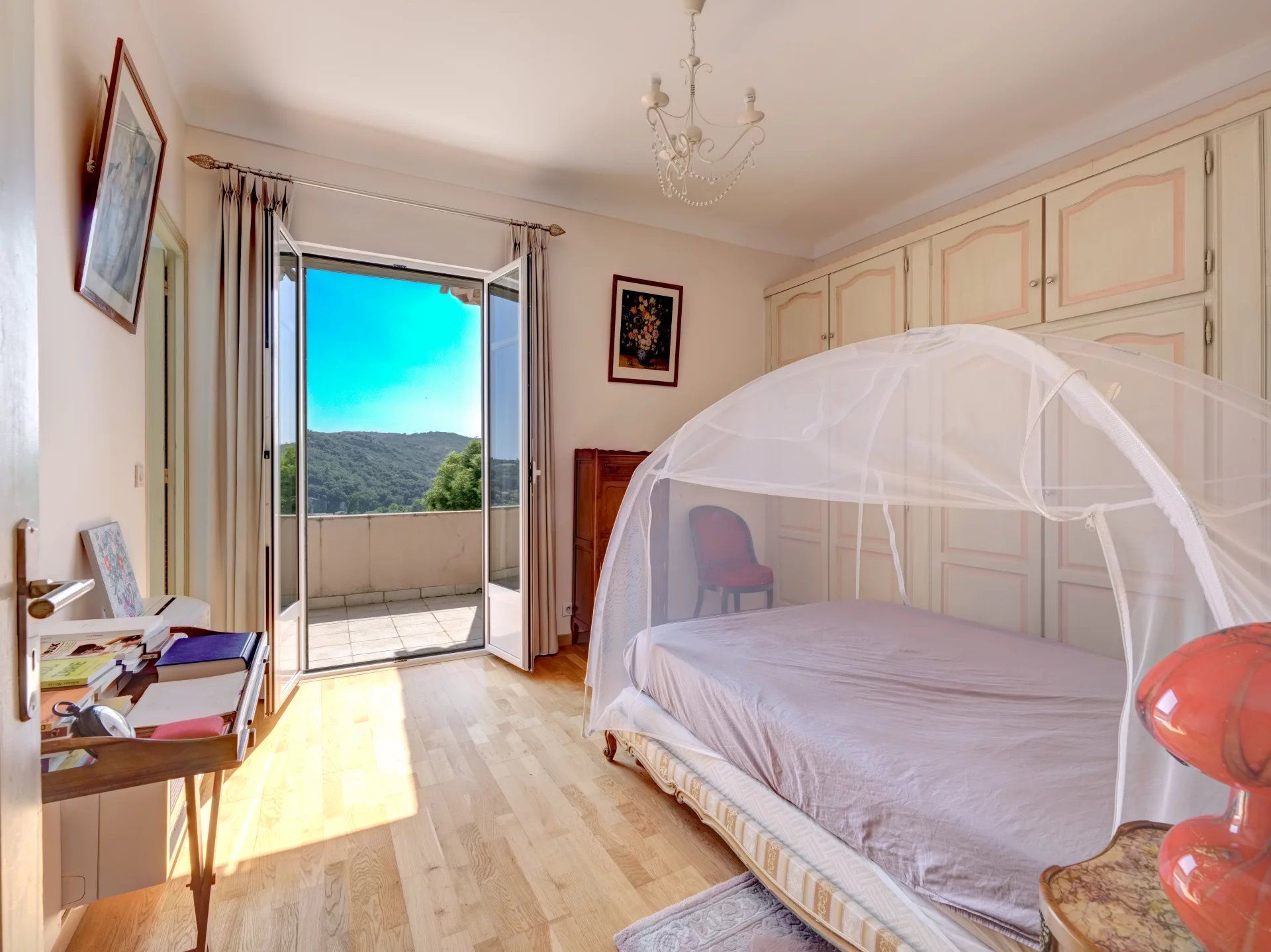 villa 10 Rooms for sale on Villeneuve-Loubet (06270)