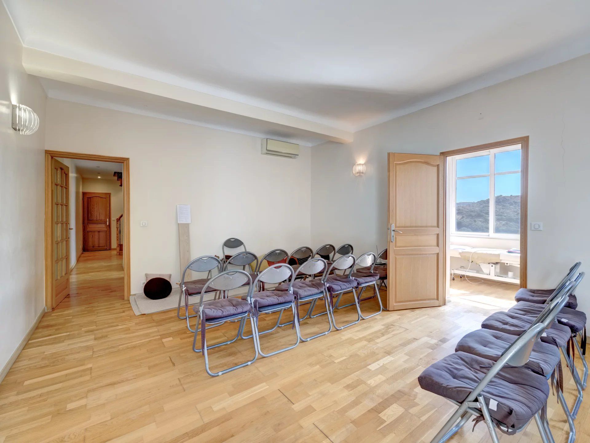 villa 10 Rooms for sale on Villeneuve-Loubet (06270)
