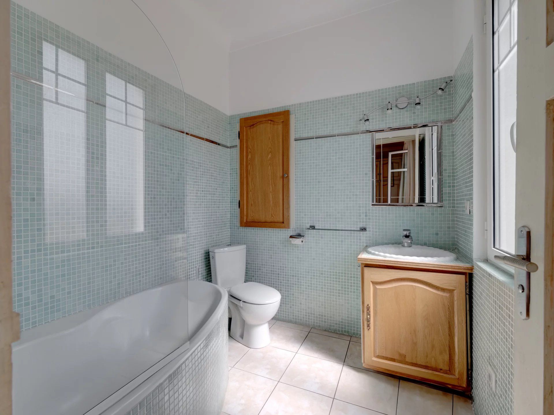 villa 10 Rooms for sale on Villeneuve-Loubet (06270)