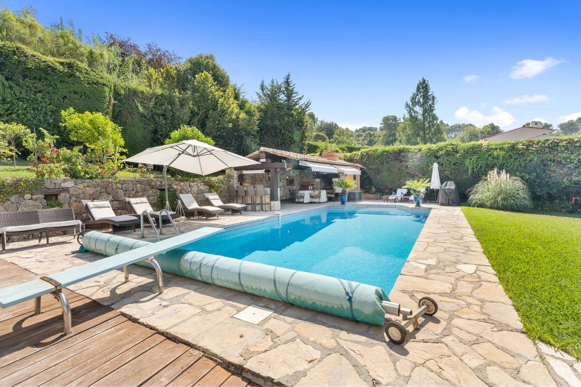 villa 6 Rooms for sale on Mougins (06250)
