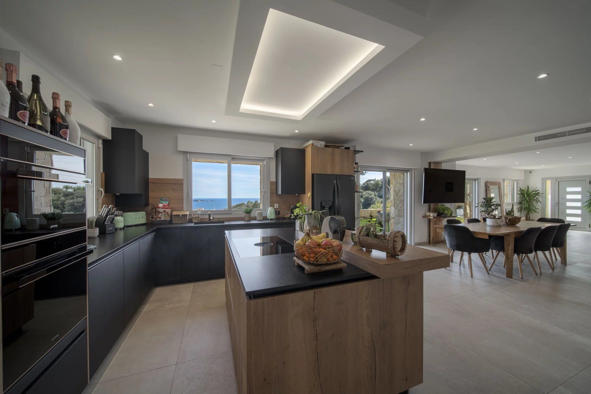 villa 6 Rooms for sale on Golfe-Juan (06220)