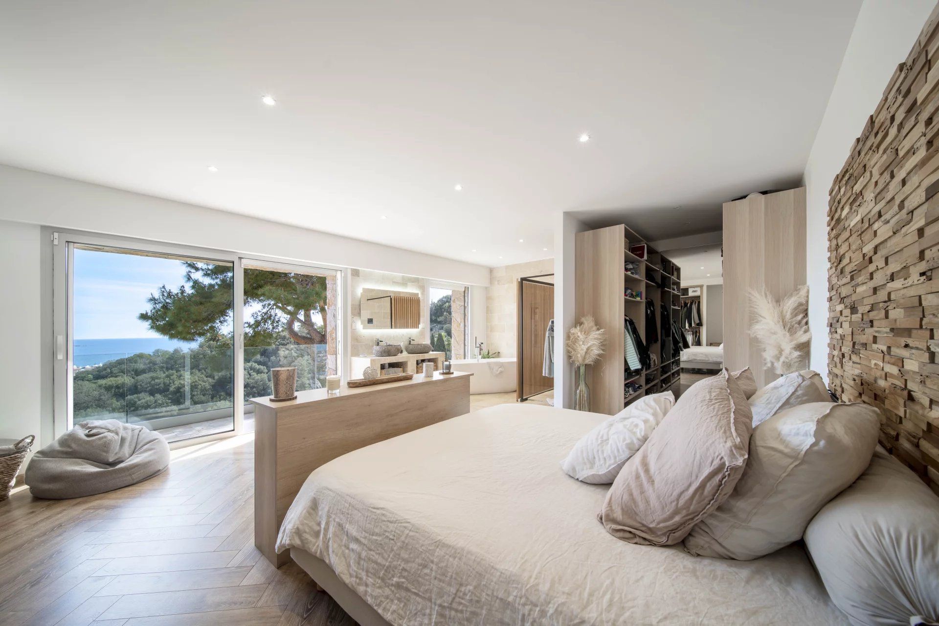 villa 6 Rooms for sale on Golfe-Juan (06220)