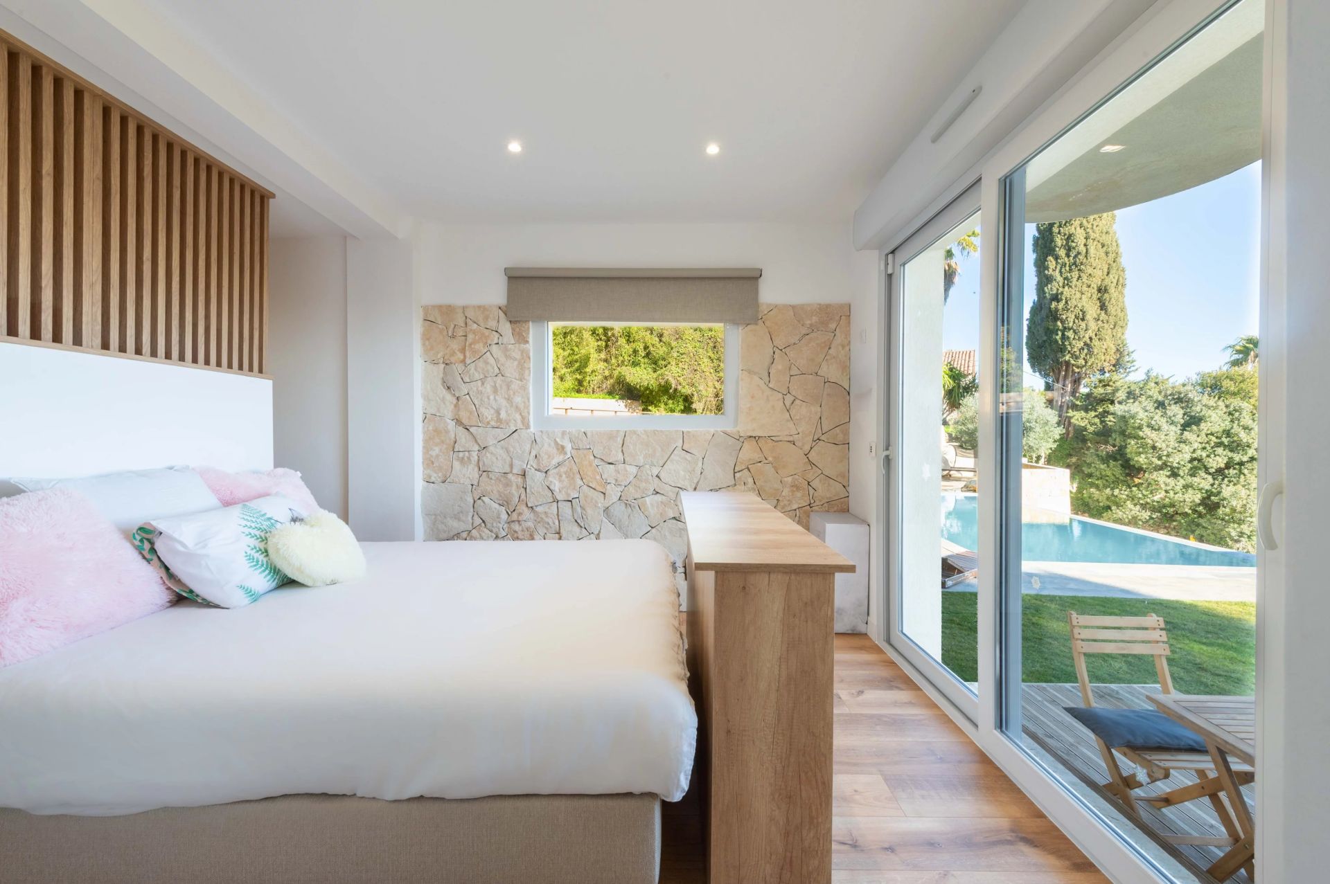 villa 6 Rooms for sale on Golfe-Juan (06220)