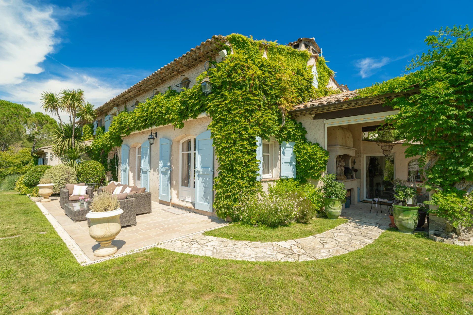 villa 11 Rooms for sale on Valbonne (06560)