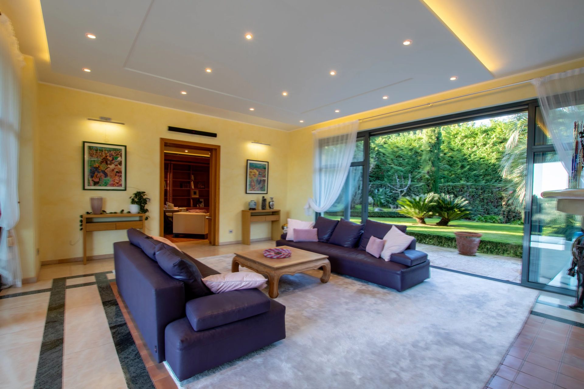 villa 10 Rooms for sale on Antibes (06160)