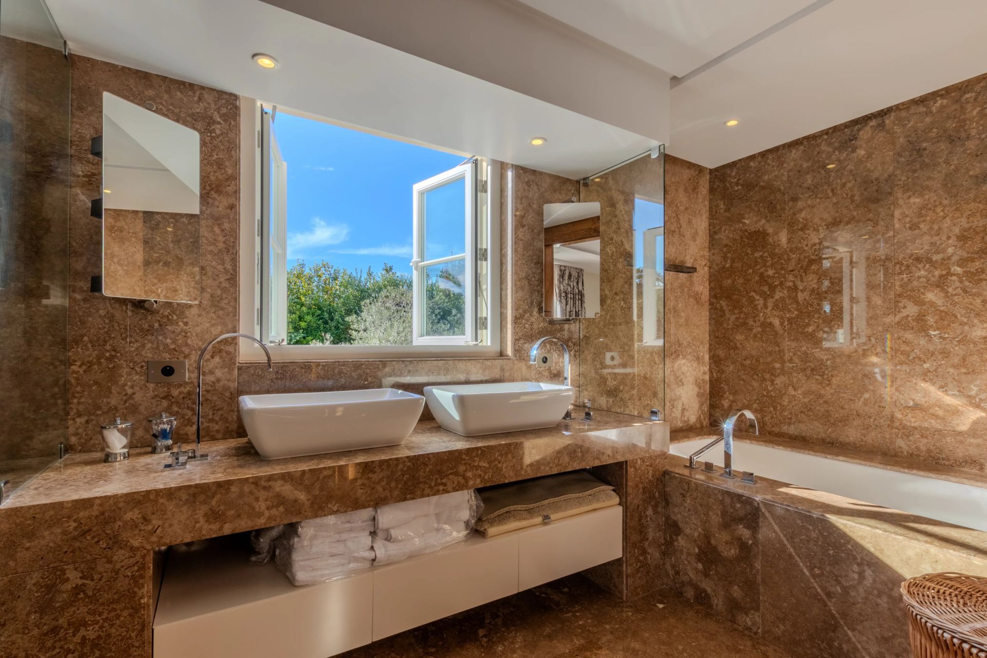 villa 7 Rooms for sale on Antibes (06160)