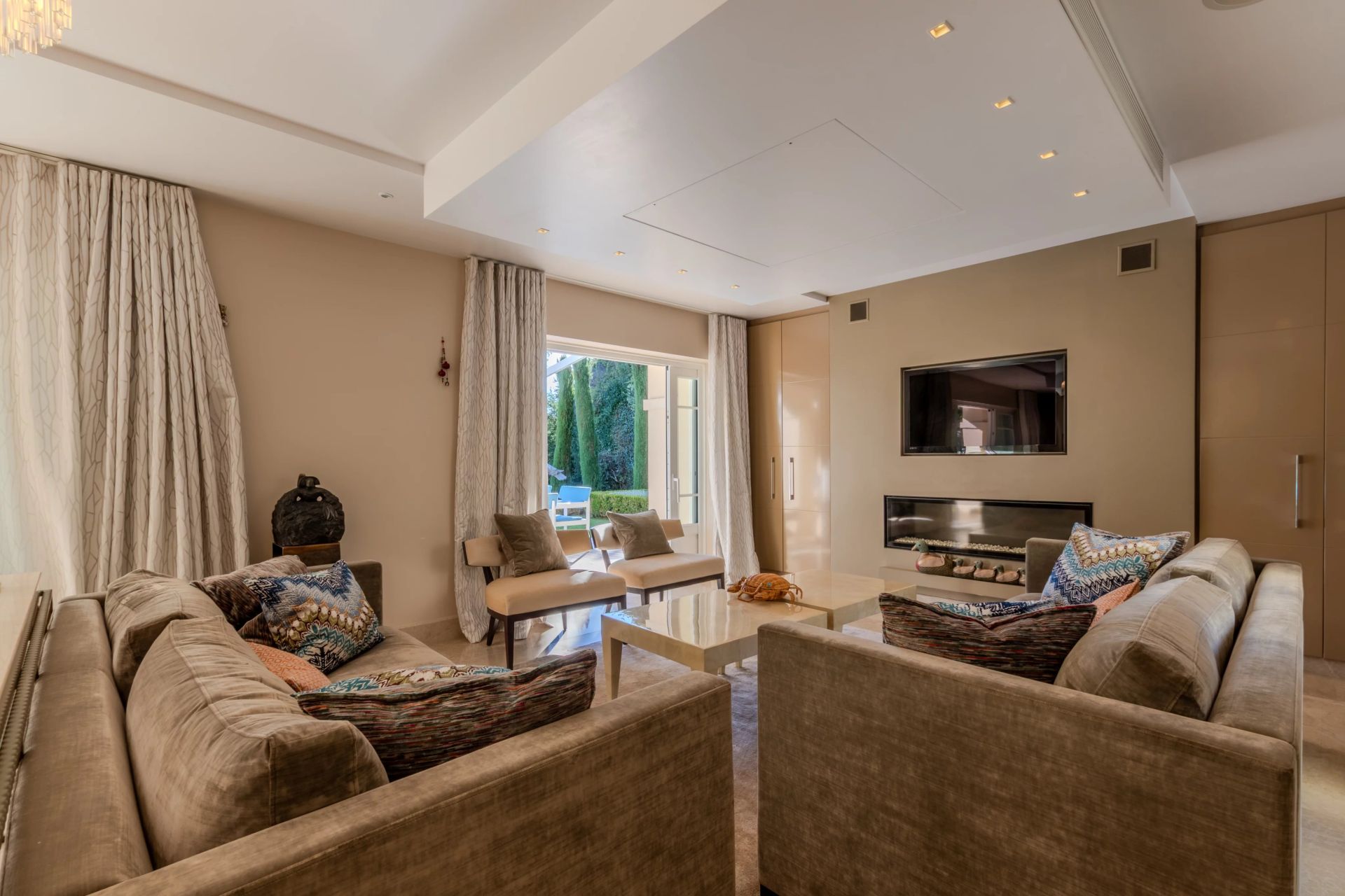 villa 7 Rooms for sale on Antibes (06160)