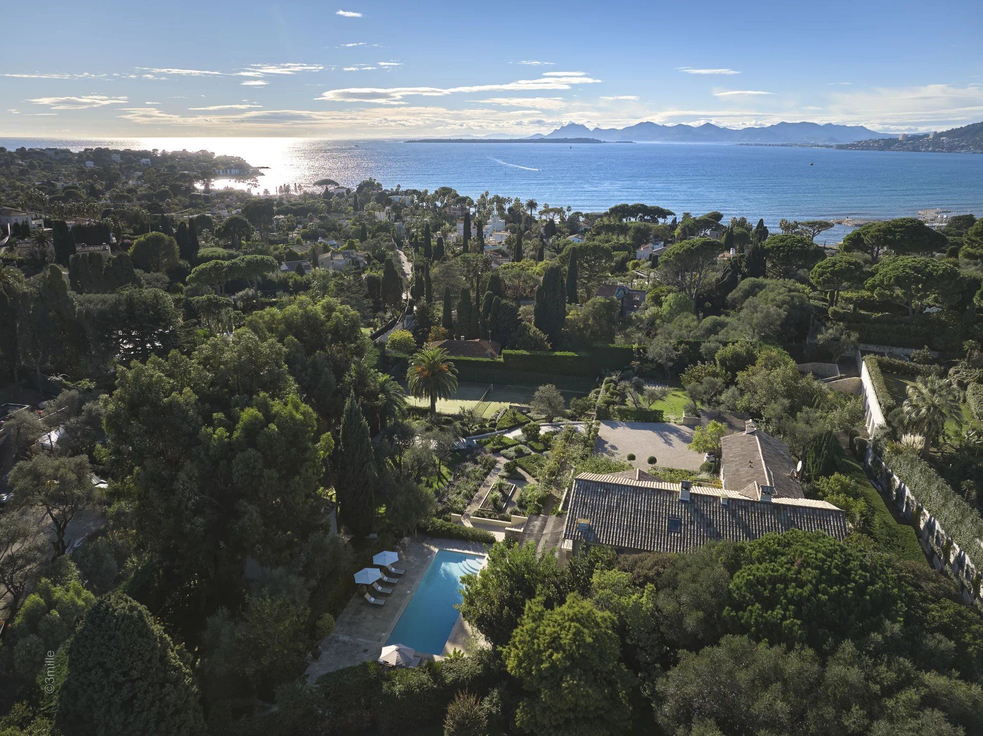 villa 8 Rooms for sale on Antibes (06160)