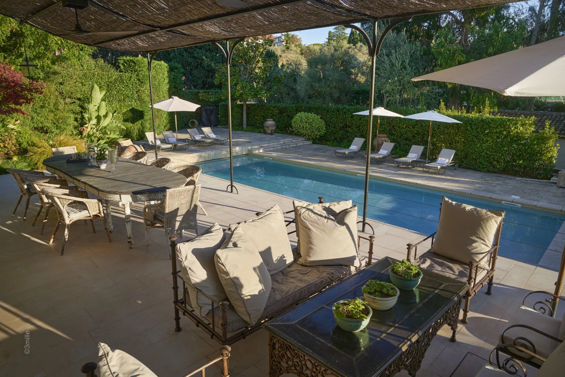 villa 8 Rooms for sale on Antibes (06160)