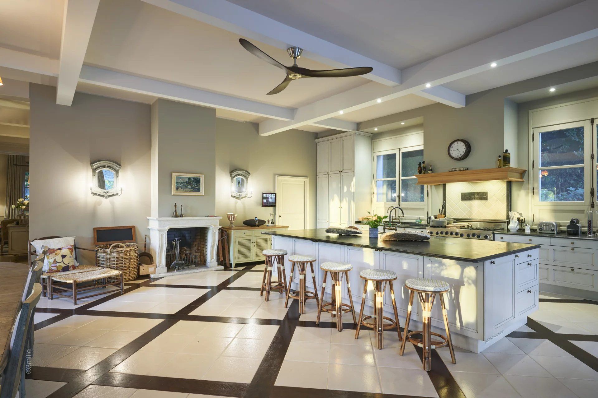 villa 8 Rooms for sale on Antibes (06160)