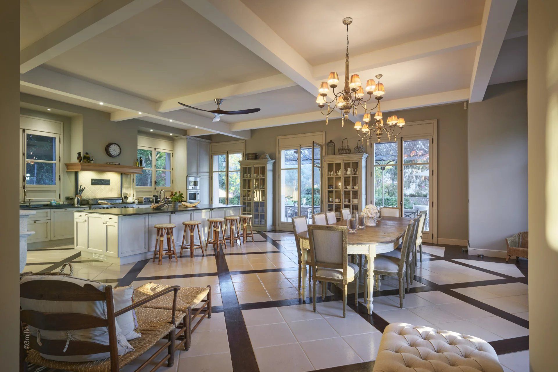 villa 8 Rooms for sale on Antibes (06160)