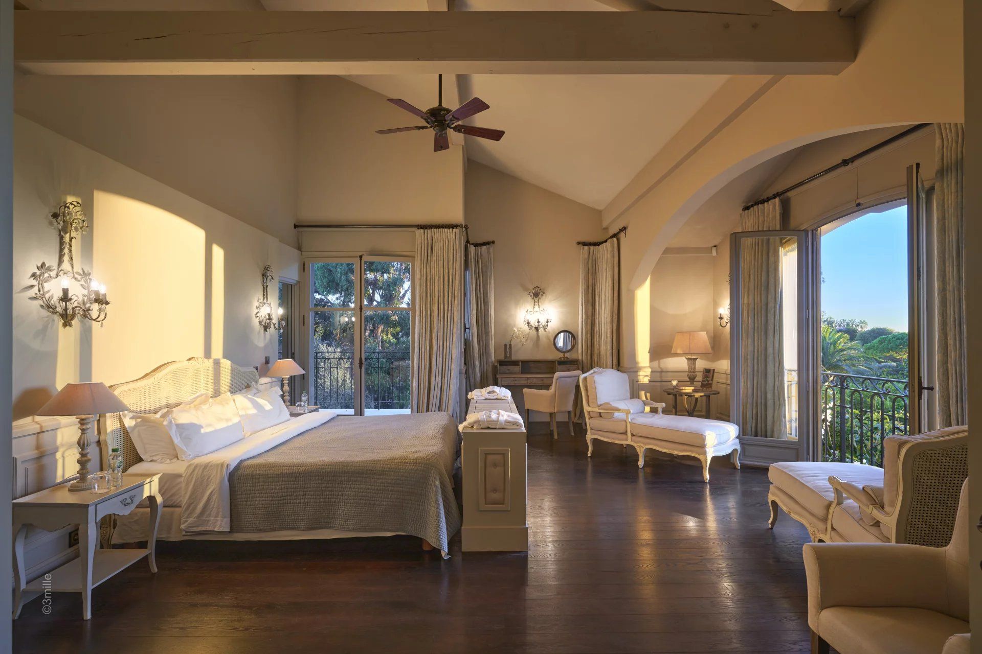 villa 8 Rooms for sale on Antibes (06160)