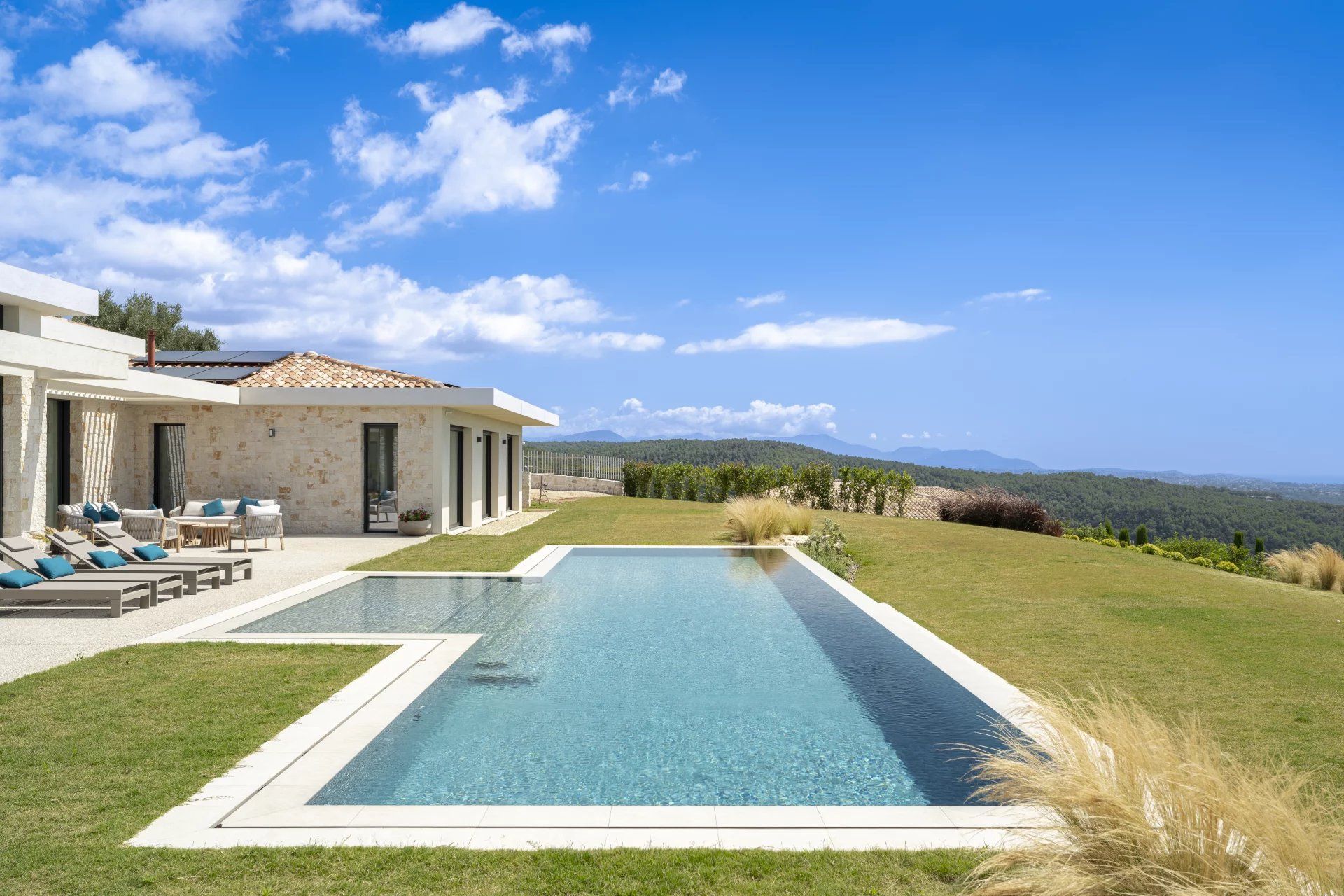 villa 7 Rooms for sale on Roquefort-les-Pins (06330)