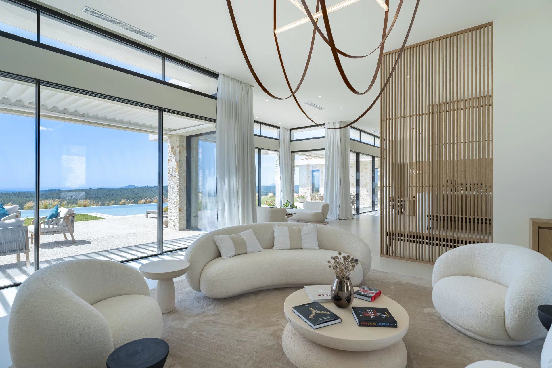 villa 7 Rooms for sale on Roquefort-les-Pins (06330)