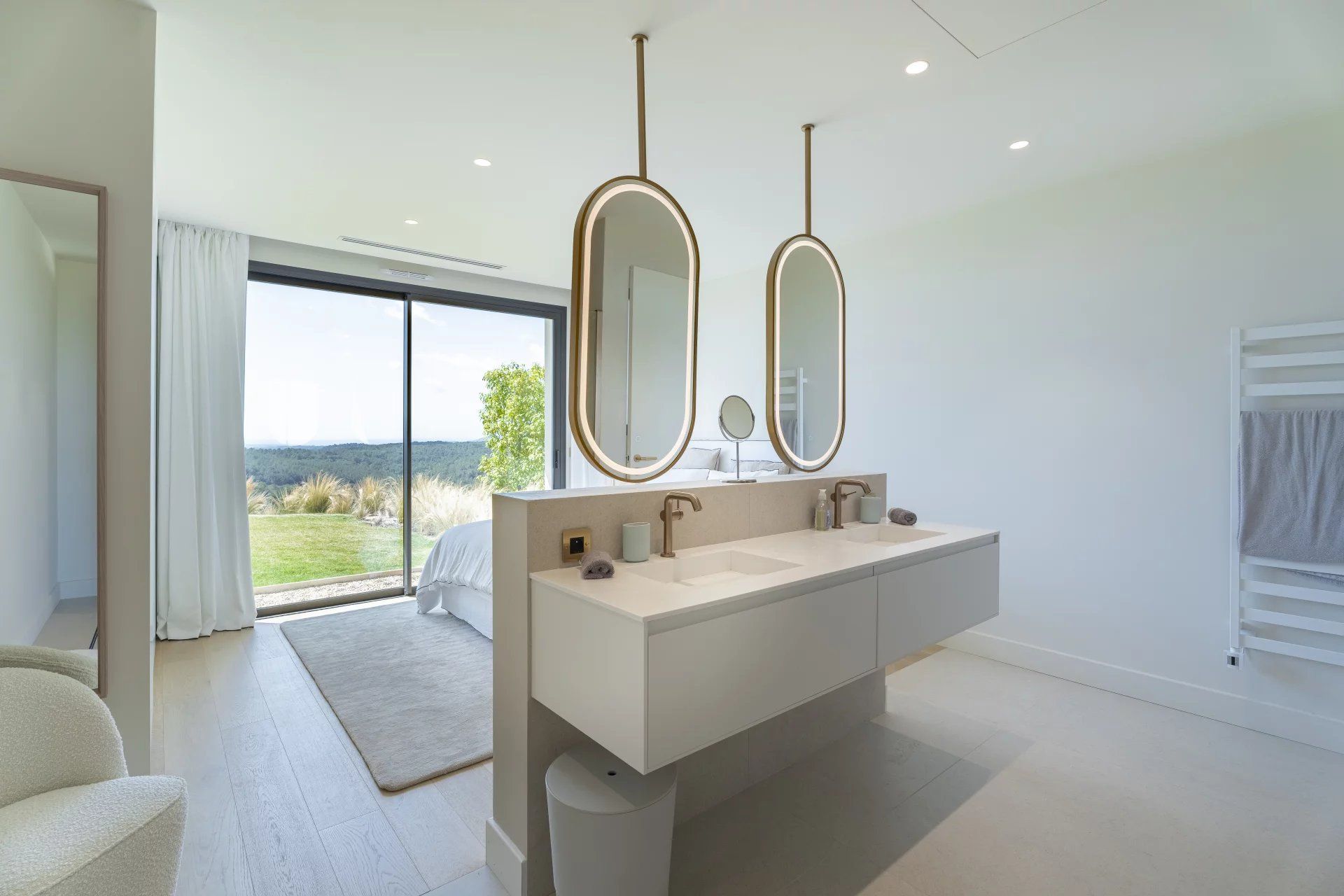 villa 7 Rooms for sale on Roquefort-les-Pins (06330)